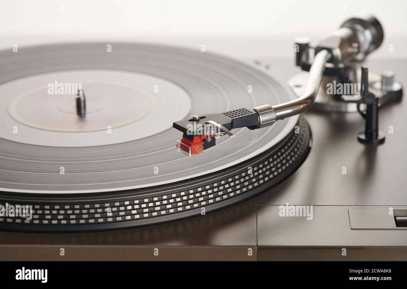 Avant-bras du lecteur de platine avec lecture longue ou vinyle LP. Banque D'Images