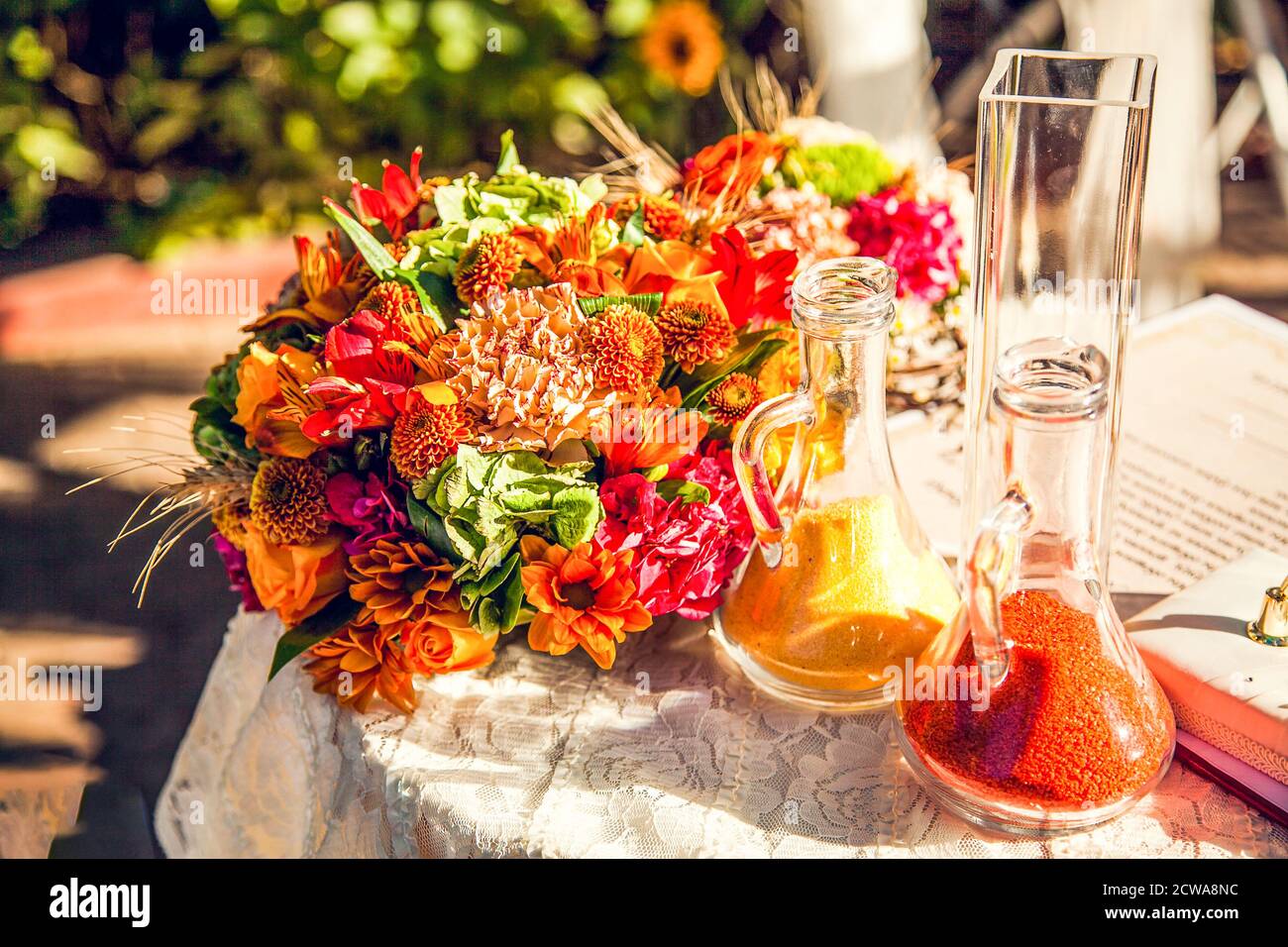 Rituel de mariage avec sable coloré. Décorations d'automne pour la cérémonie de mariage. Banque D'Images