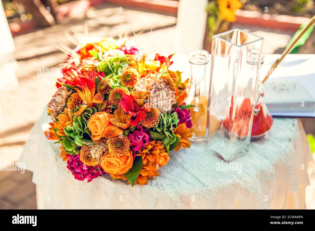 Rituel de mariage avec sable coloré. Décorations d'automne pour la cérémonie de mariage. Banque D'Images