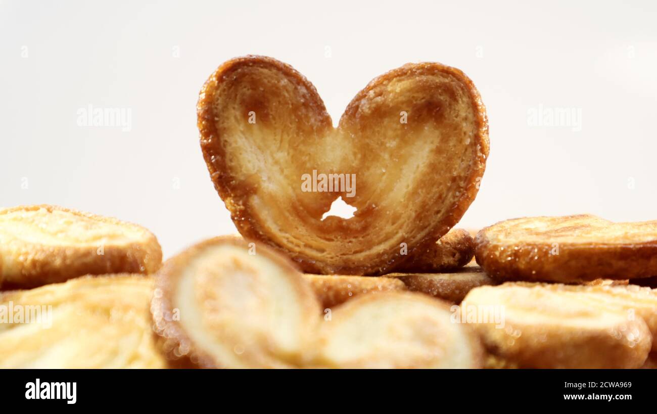 Pâte fraîche feuilletée biscuits de palme en forme de coeur. Pâtisseries françaises classiques