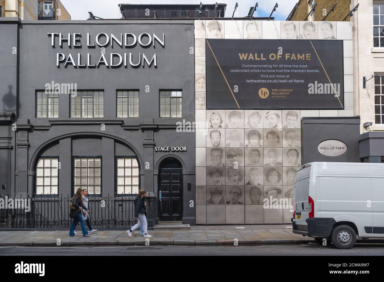 Le London Palladium scène porte et mur de la renommée dans Great Marlborough Street, Soho, Londres, Angleterre, Royaume-Uni Banque D'Images