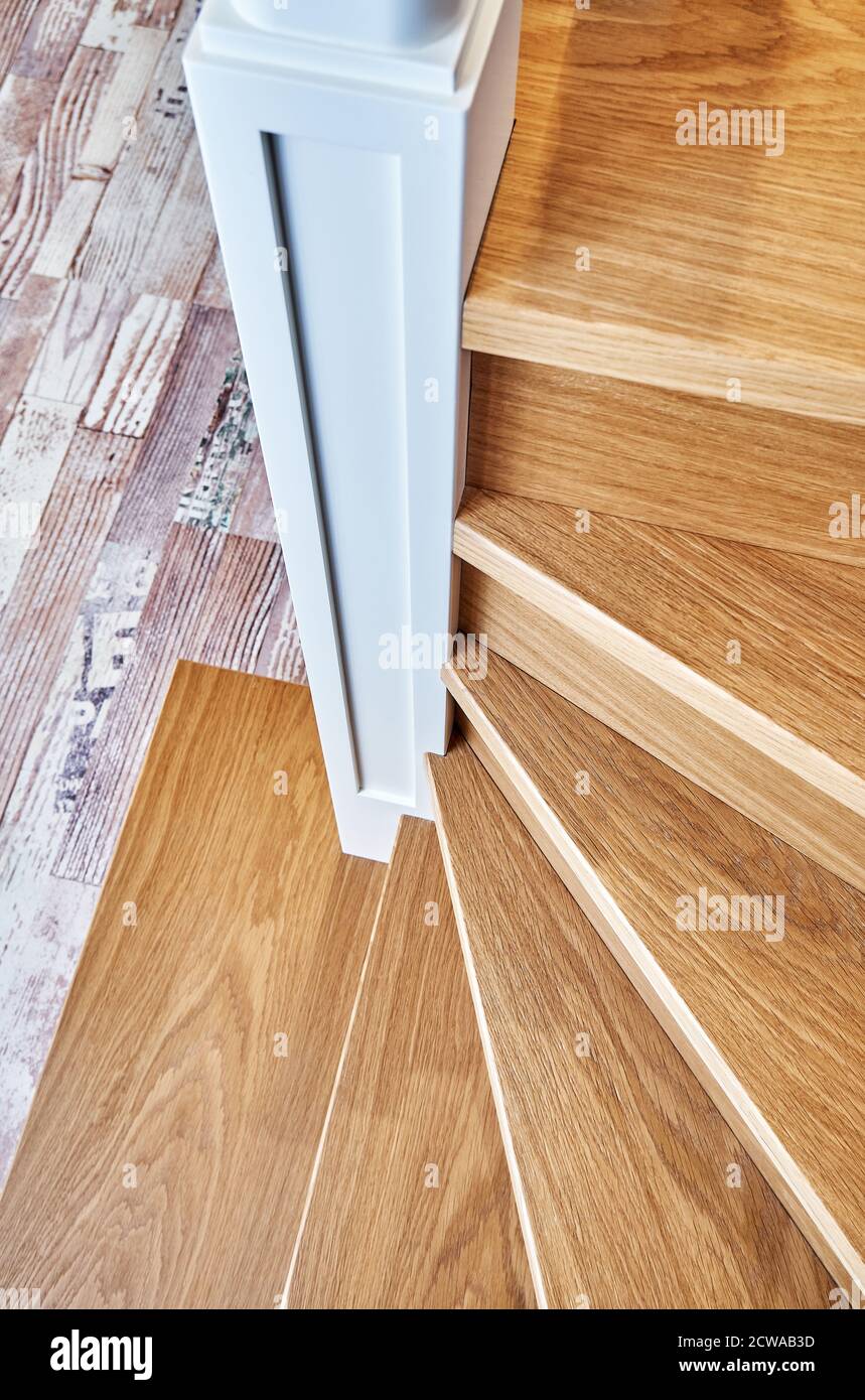 Marches de bobinoir d'un escalier en bois avec balusters blancs et pilier. Vue de dessus Banque D'Images