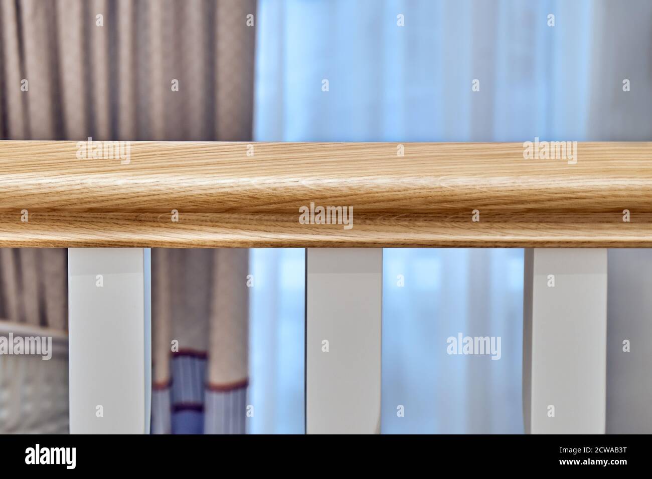 Marches de bobinoir d'un escalier en bois avec balusters blancs et pilier. Vue frontale Banque D'Images