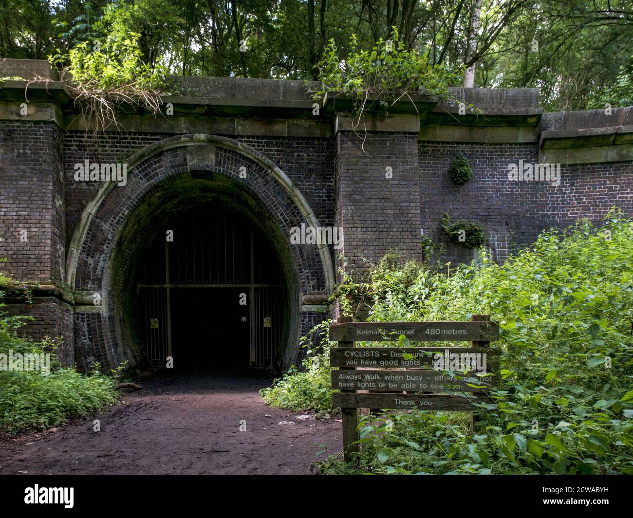 Entrée à l'un des tunnels de Kelmarsh, tunnels ferroviaires désuet, Brampton Valley Way, Northamptonshire, Angleterre Banque D'Images