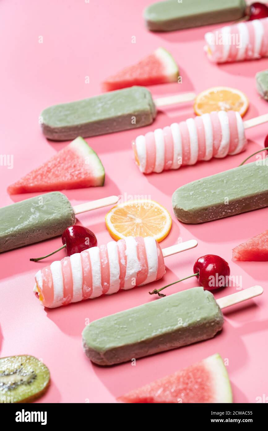 Différentes sortes de fruits et une variété de Popsicle Banque D'Images