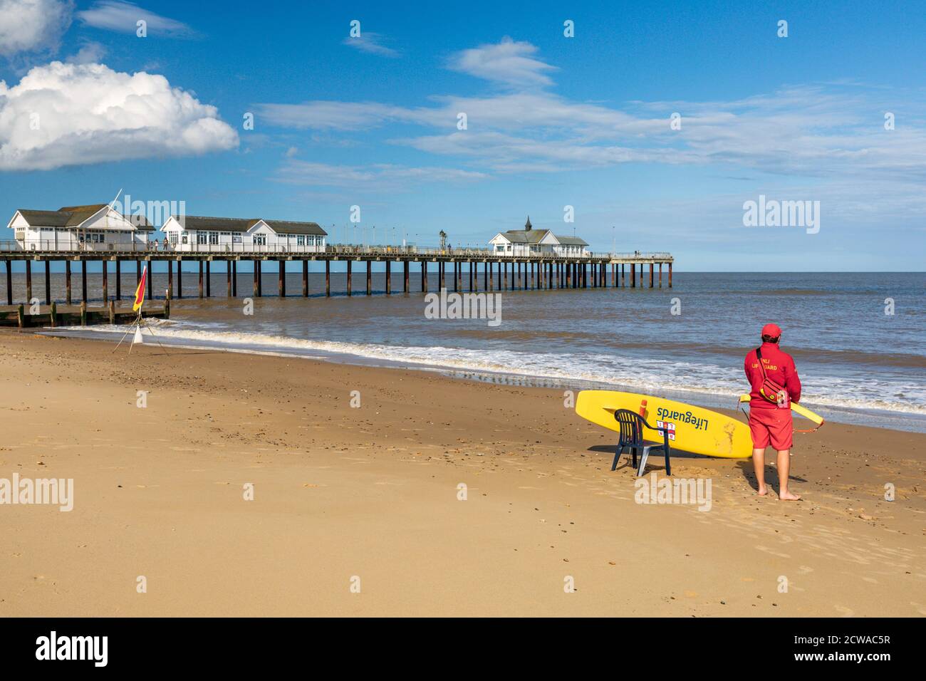 Maître nageur sur la plage de Southwold en été, Southwold, Suffolk, Angleterre Banque D'Images