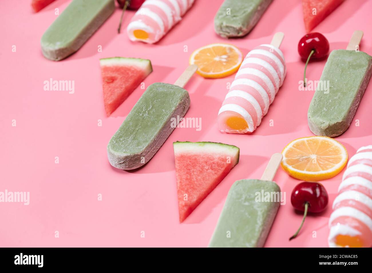 Différentes sortes de fruits et une variété de Popsicle Banque D'Images