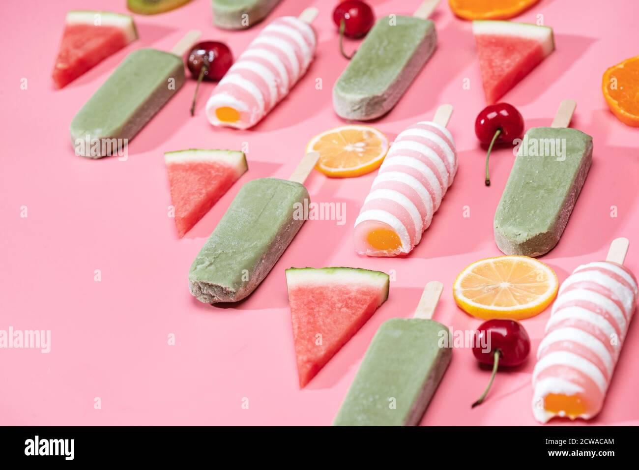 Différentes sortes de fruits et une variété de Popsicle Banque D'Images