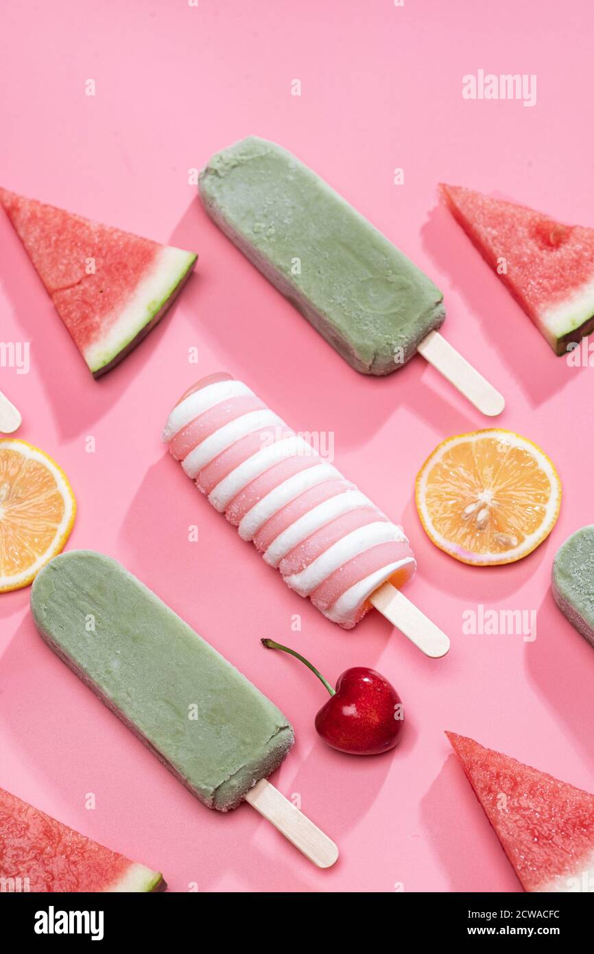 Différentes sortes de fruits et une variété de Popsicle Banque D'Images