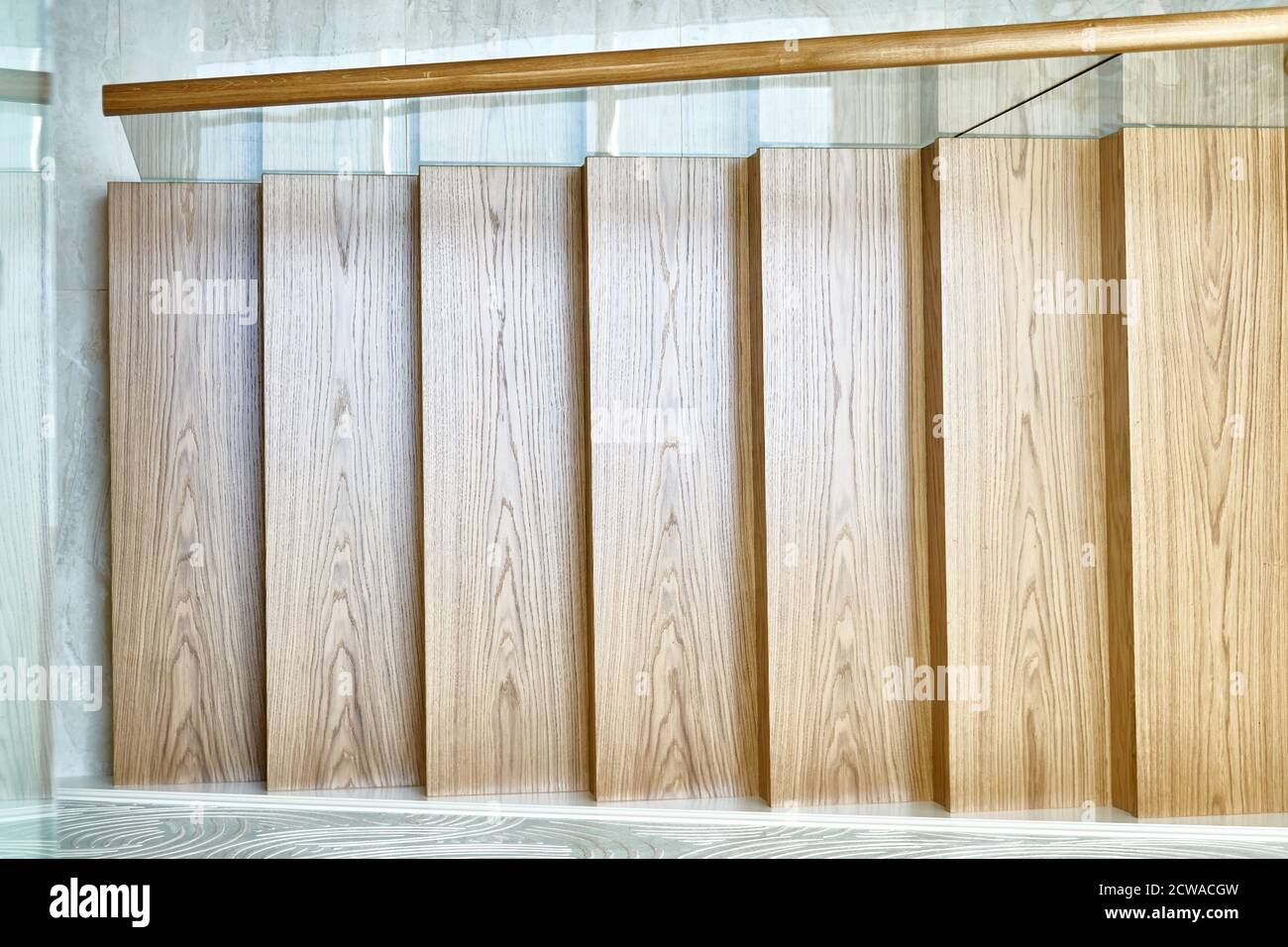 Escalier en bois avec rambardes en verre et rambarde en bois. Vue de dessus Banque D'Images
