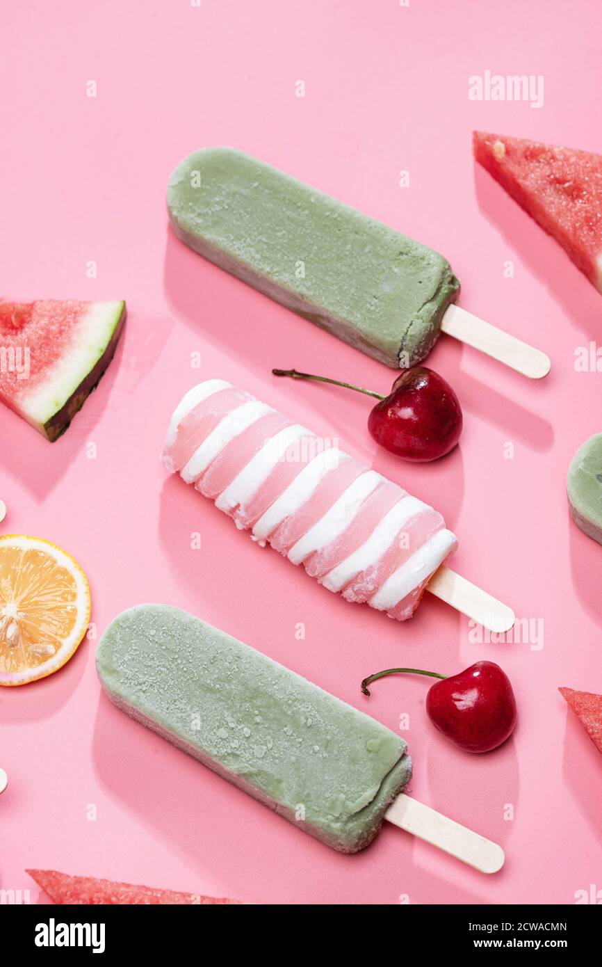 Différentes sortes de fruits et une variété de Popsicle Banque D'Images