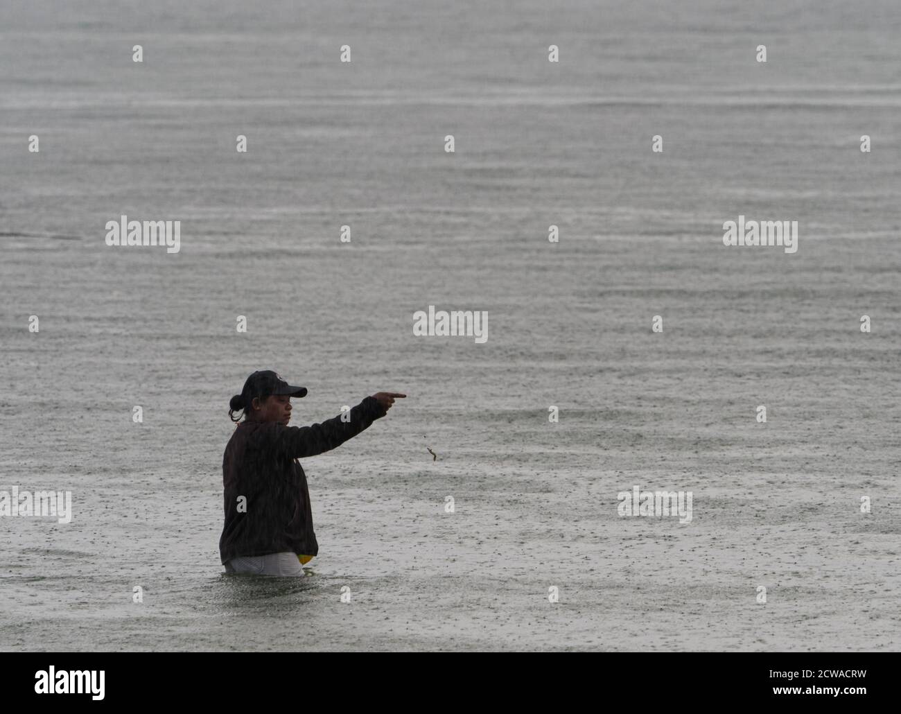 Kaimana, Indonésie - 7 février 2018 : silhouette de pêcheur à marée haute sur la mer de Saram. Kaimana, péninsule de Bird's Head, Papouasie occidentale, Indonésie Banque D'Images