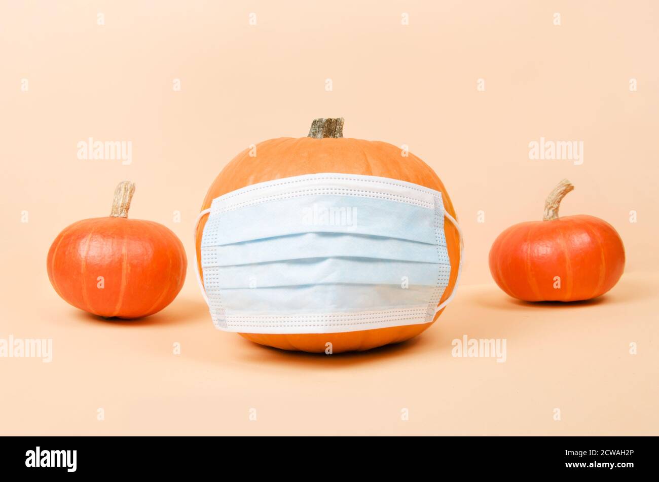 Orange halloween citrouille porte un masque médical de protection. Concept Covid-19. Banque D'Images