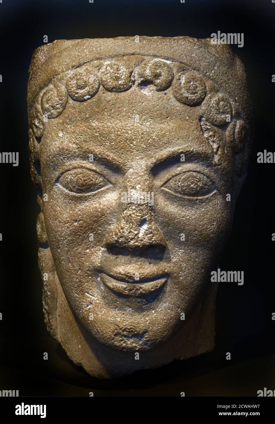 Chef d'un Sphinx 560-550 BC Limestone Grèce grecque ( Allard Pierson Museum Smiling Sphinx Head ) Banque D'Images