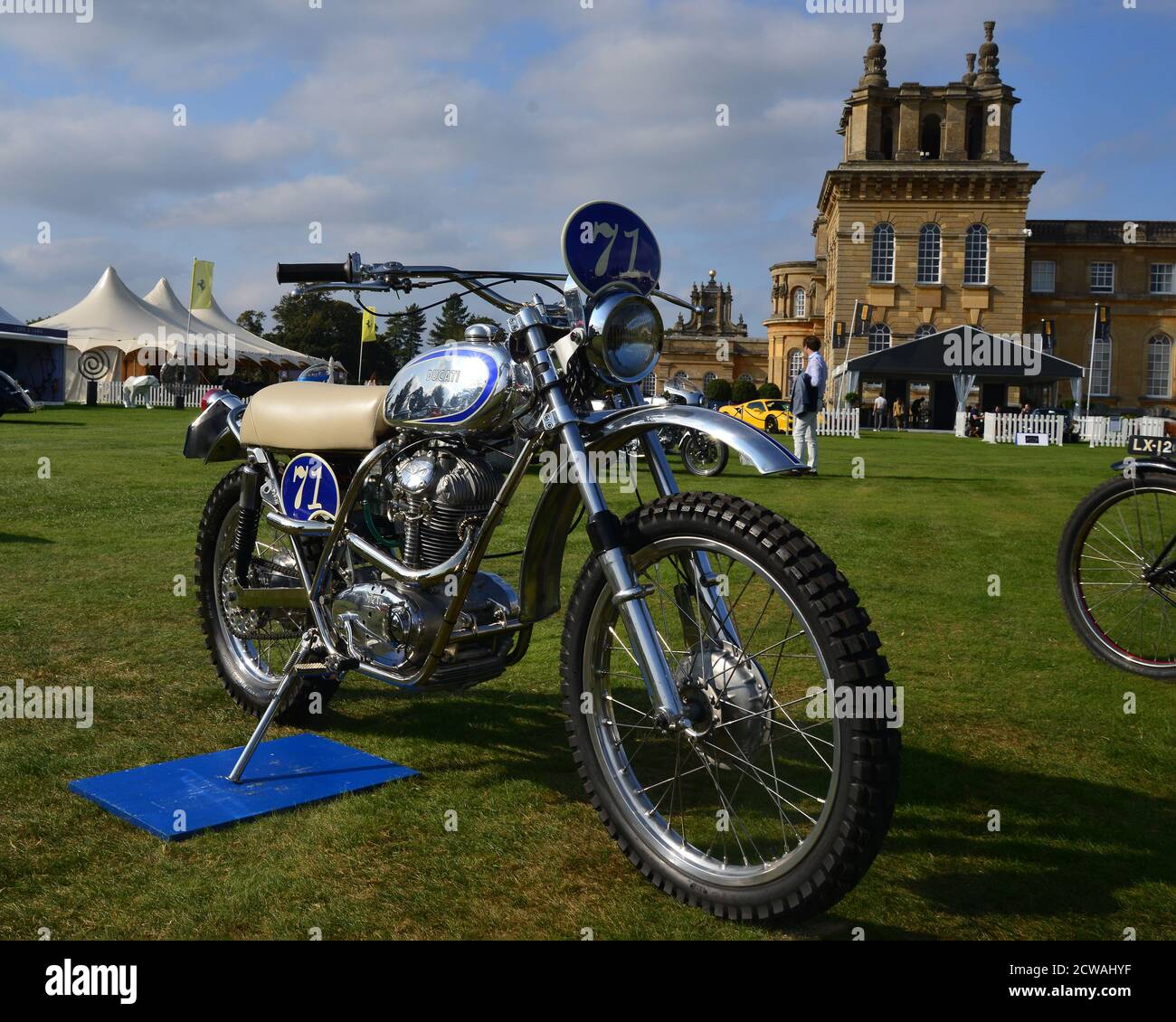 Ducati Desert Racer, salon privé, Palais de Blenheim, Woodstock, Oxfordshire, Angleterre, septembre 2020. Banque D'Images