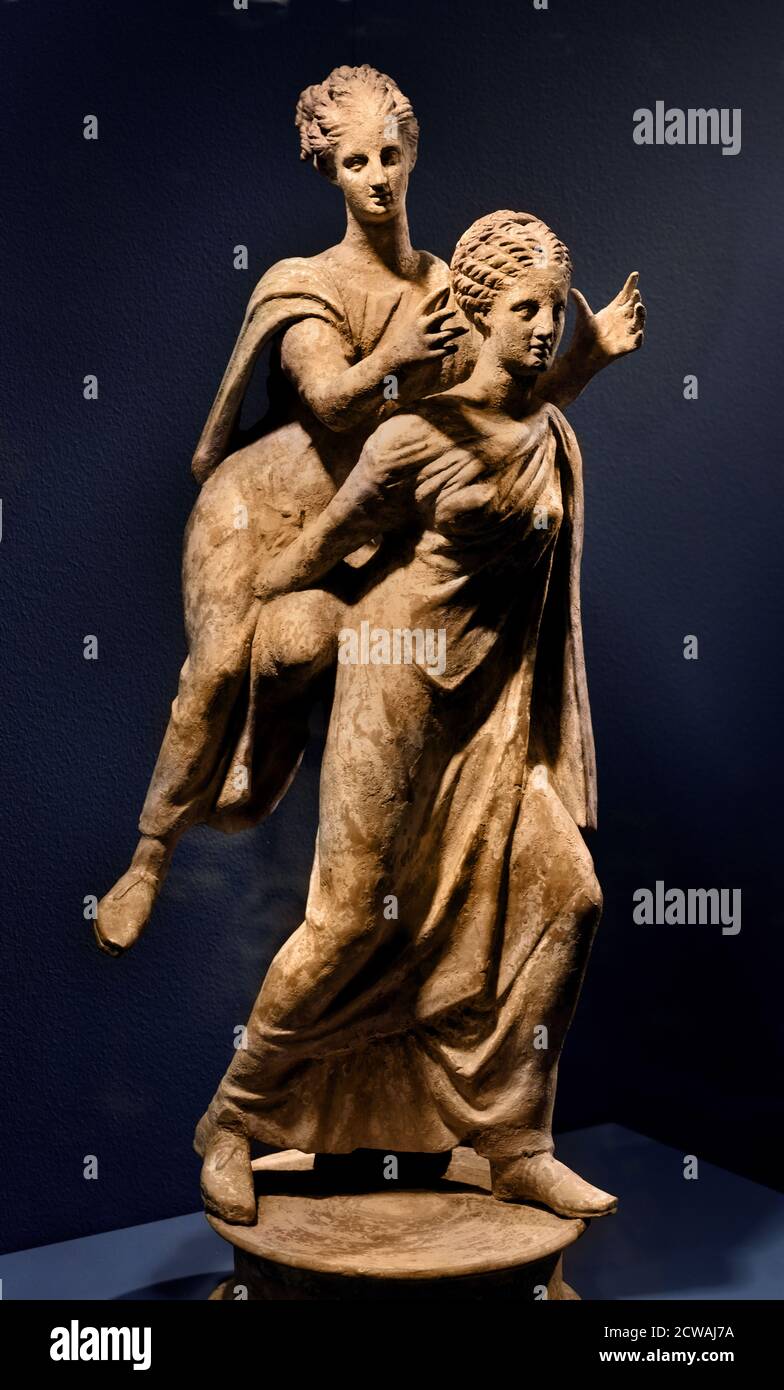 Statue de Tanagra 3ème siècle BC grec Ephedrismos statue (ils jouent éphédrismos, un jeu de ballon comme la pétanque une petite boule ou pierre a été jeté d'abord, les joueurs ont dû frapper avec une pierre ou une balle. Le perdant a dû prendre le gagnant sur son dos et le porter à la pierre de cible.) Banque D'Images