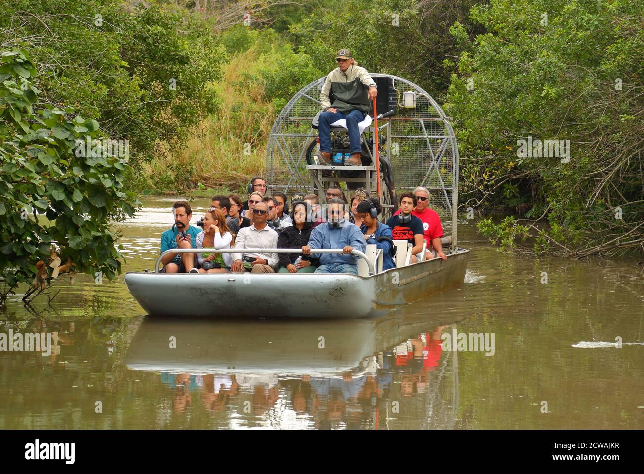 Les touristes se rendent à bord de l'un des célèbres aéroglisseurs de la ferme des alligators des Everglades à Homestead, en Floride, aux États-Unis Banque D'Images