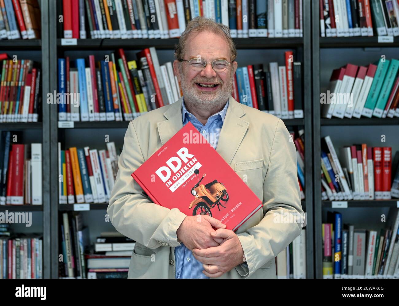 Berlin, Allemagne. 29 septembre 2020. Stefan Wolle, historien, tient dans sa main l'anthologie 'GDR in Objects 1949-1990: Loisir, Culture, Voyage'. La deuxième des trois anthologies sera publiée sur 01.10.2020 avec 4,000 exemplaires en édition limitée. Credit: Britta Pedersen/dpa-Zentralbild/dpa/Alay Live News Banque D'Images