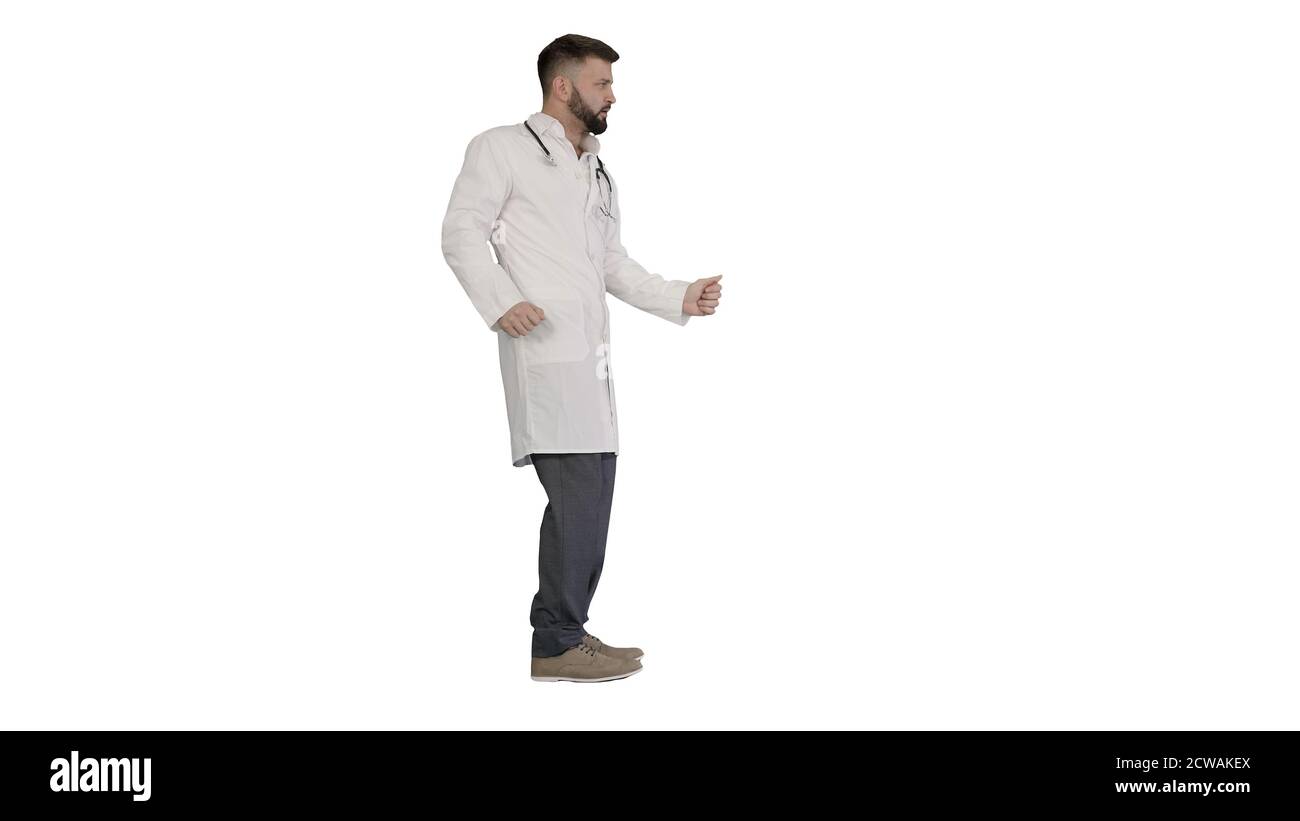 Un médecin arabe danse et s'amuser sur fond blanc. Banque D'Images