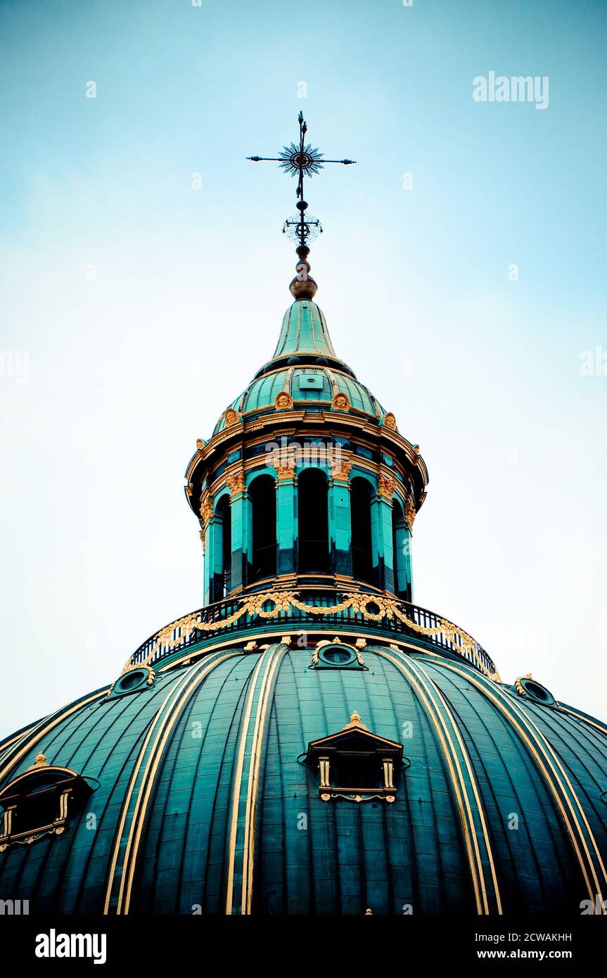 Copenhague, Danemark - Croix sur un dôme or sur une église Banque D'Images