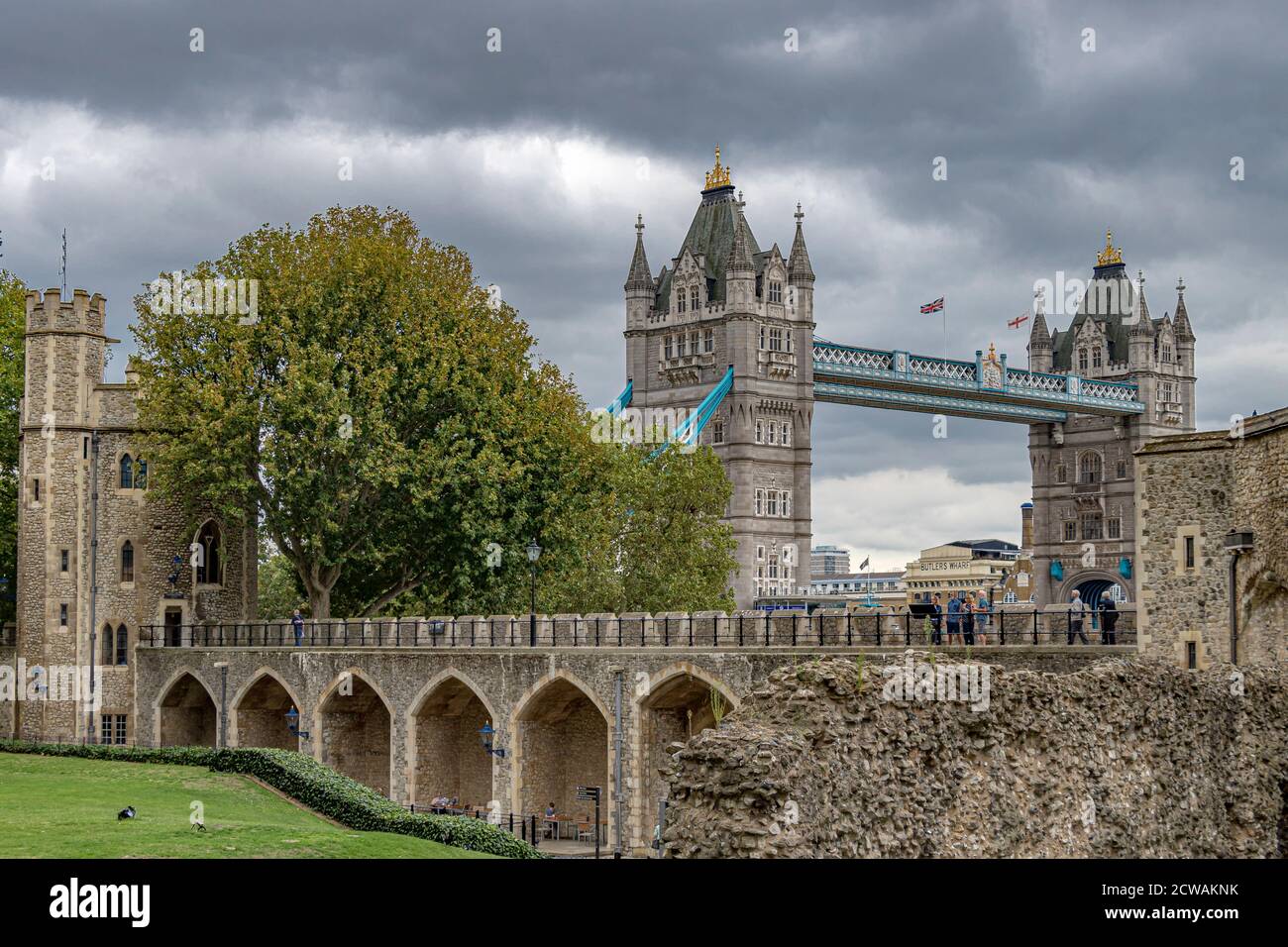 Tower Bridge, un monument de Londres de renommée mondiale vu de l'intérieur des murs de la Tour de Londres, Londres EC3 Banque D'Images