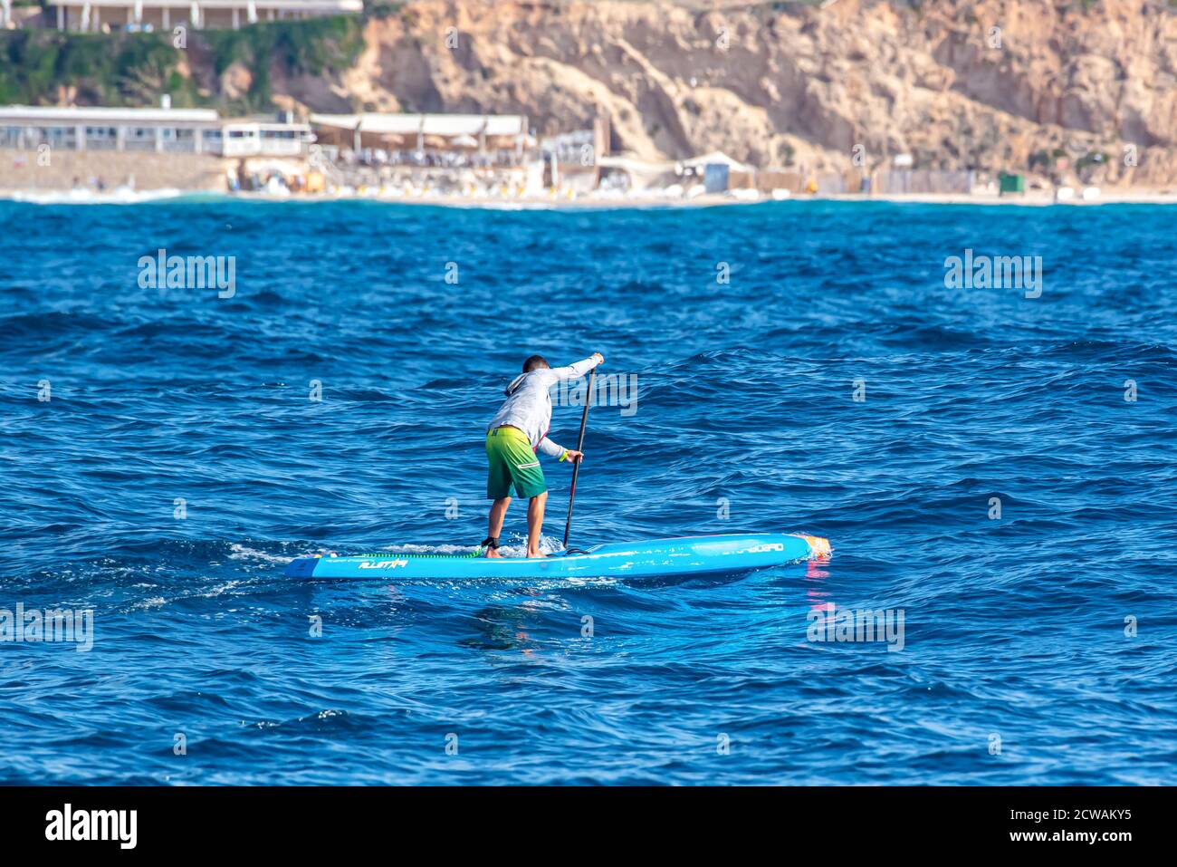 Paddle-board dans la mer Méditerranée, Israël Banque D'Images