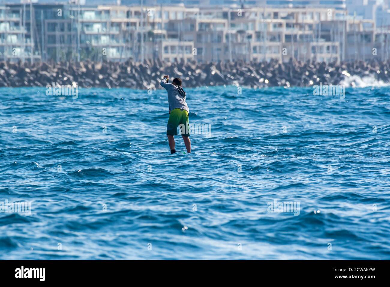 Paddle-board dans la mer Méditerranée, Israël Banque D'Images