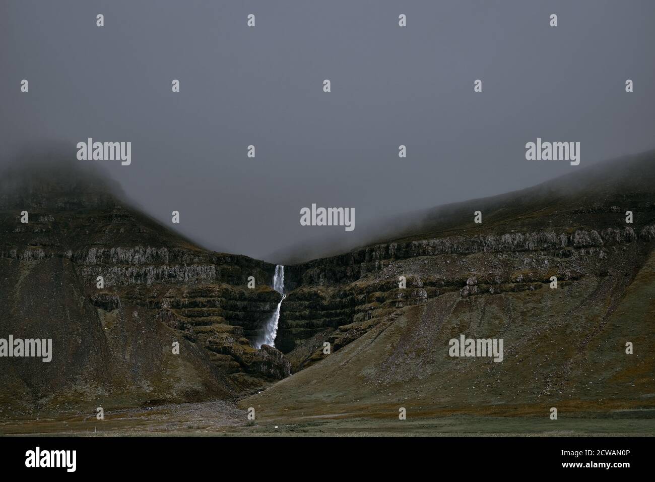 Le paysage sombre de montagne et de chute d'eau des Westfjords dans le nord-ouest de l'Islande. Banque D'Images