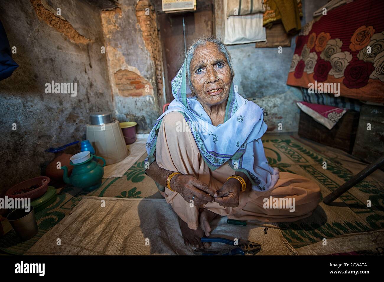La vie quotidienne des visages indiens locaux non identifiés dans la rue de l'Inde. Banque D'Images