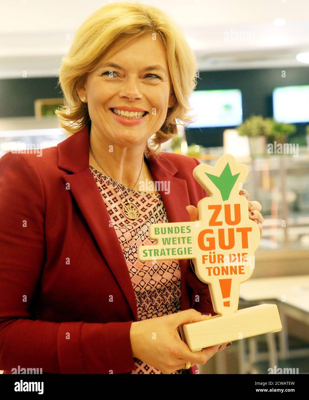 Berlin, Allemagne. 29 septembre 2020. Julia Klöckner (CDU), ministre fédérale de l'Agriculture, visite le restaurant de la compagnie de l'église protestante Berlin Brandenburg-schlesische Oberlausitz dans le cadre de la semaine d'action l'Allemagne sauve de la nourriture et lance une semaine d'action nationale pour l'estimation de la valeur alimentaire. Credit: Wolfgang Kumm/dpa/Alay Live News Banque D'Images