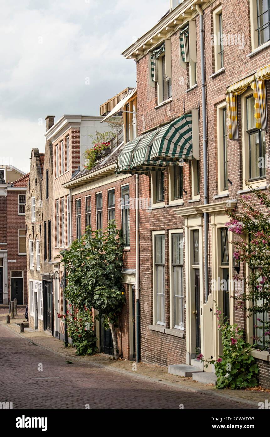 Gorinchem, pays-Bas, 23 septembre 2020 : rue de la vieille ville avec  maisons traditionnelles en briques Photo Stock - Alamy