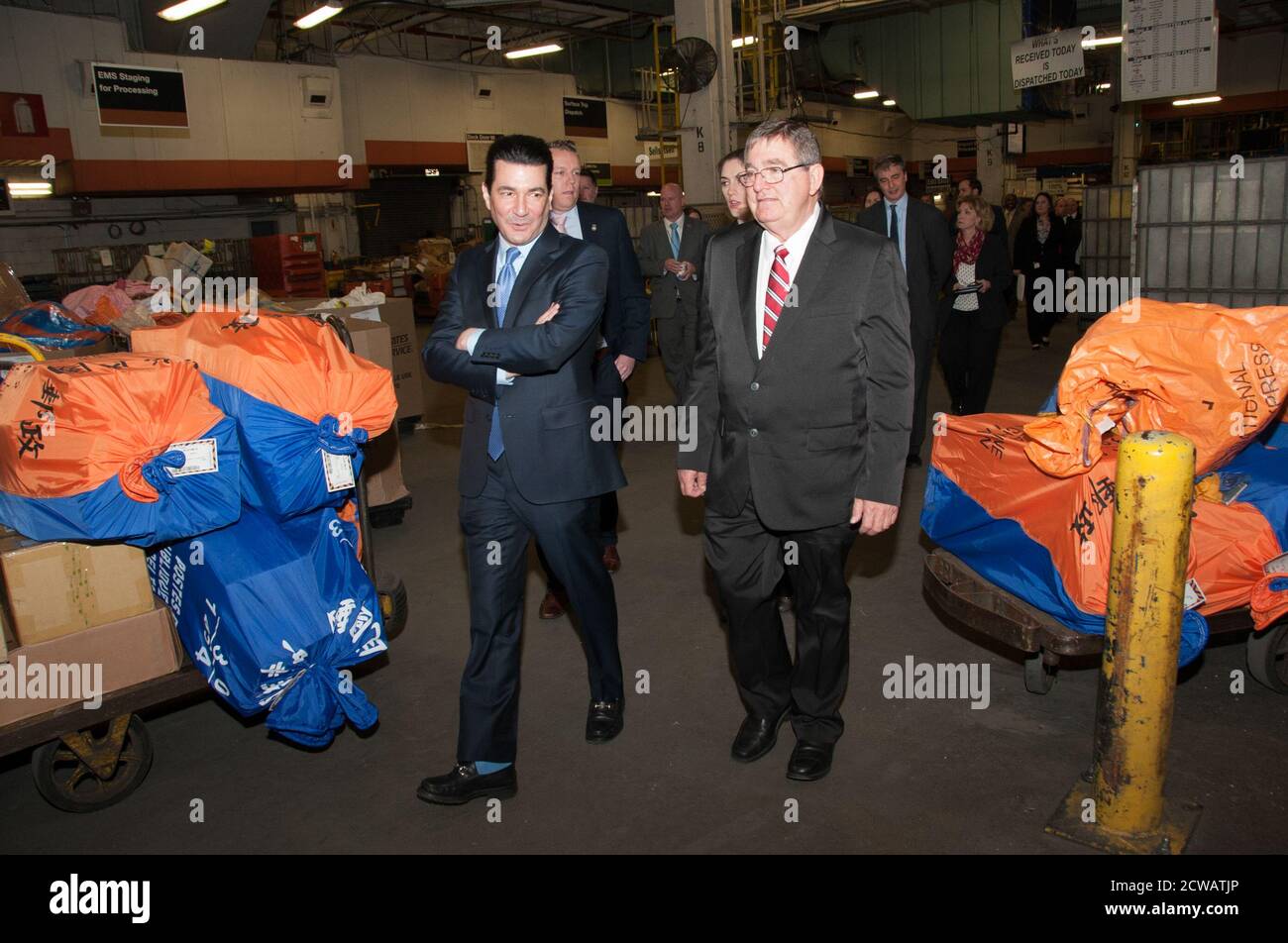 Le commissaire de la FDA Scott Gottlieb, le sénateur Michael Burgess et d'autres ont visité l'installation postale internationale à New York le 5 mars 2018 pour superviser les inspections des colis qui garantissent que les marchandises importées respectent les normes de sécurité. Banque D'Images