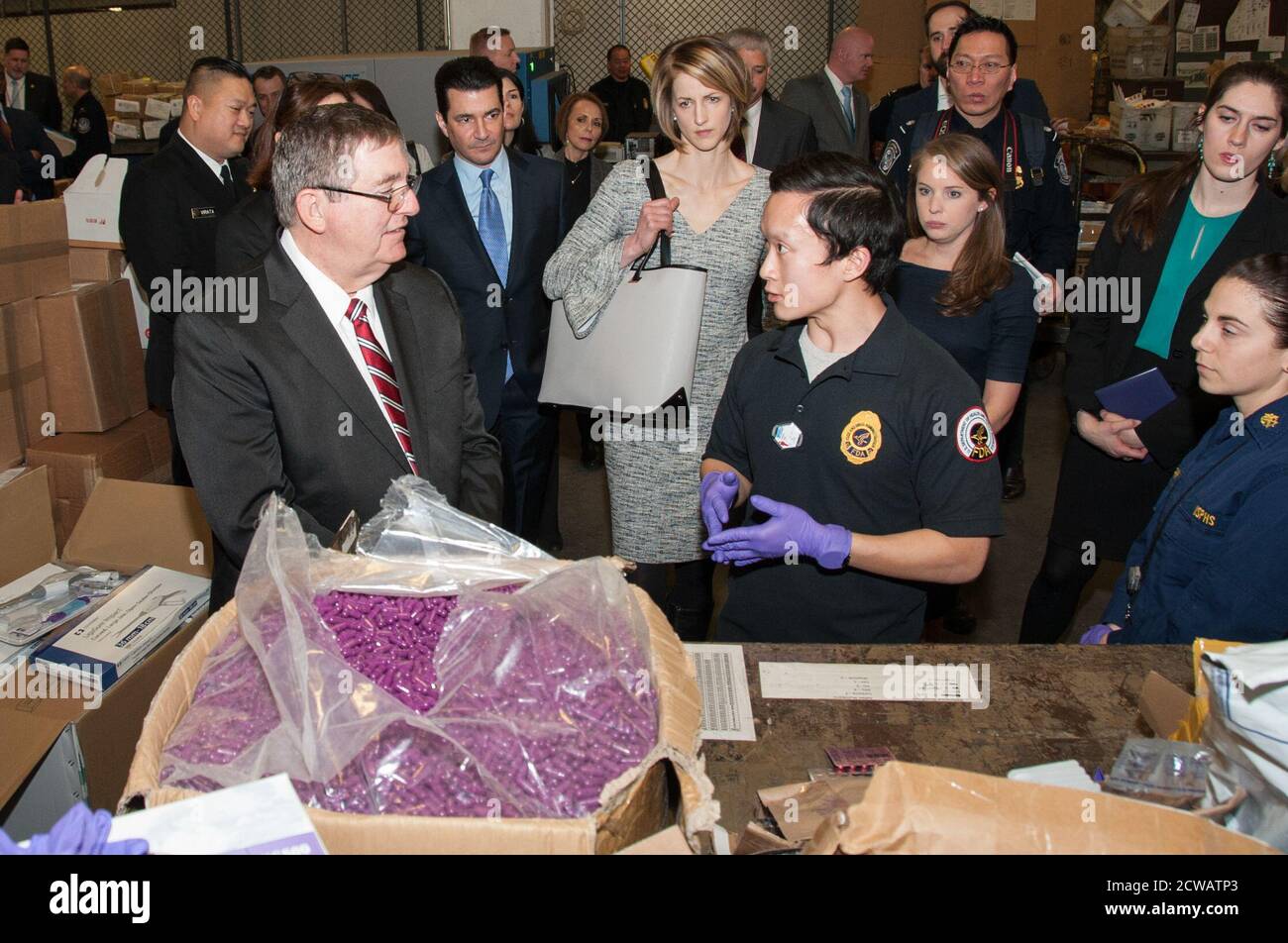 Scott Gottlieb, commissaire de la FDA, et Michael Burgess, sénateur, visitent l'International mail Facility à New York le 5 mars 2018, supervisant l'inspection des importations afin d'assurer la sécurité et la conformité aux réglementations américaines. Banque D'Images