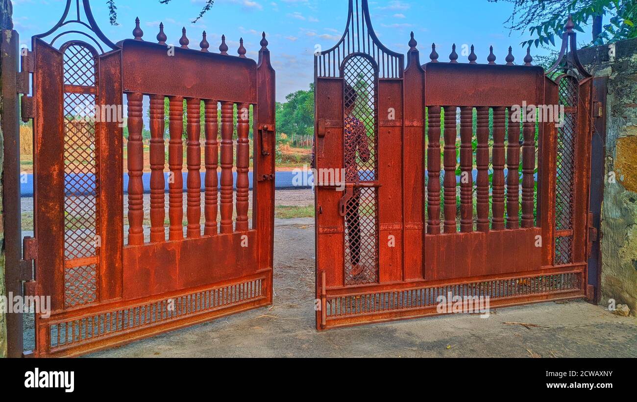 Une vieille porte en fer en face d'une maison à Jaipur, en Inde. Banque D'Images
