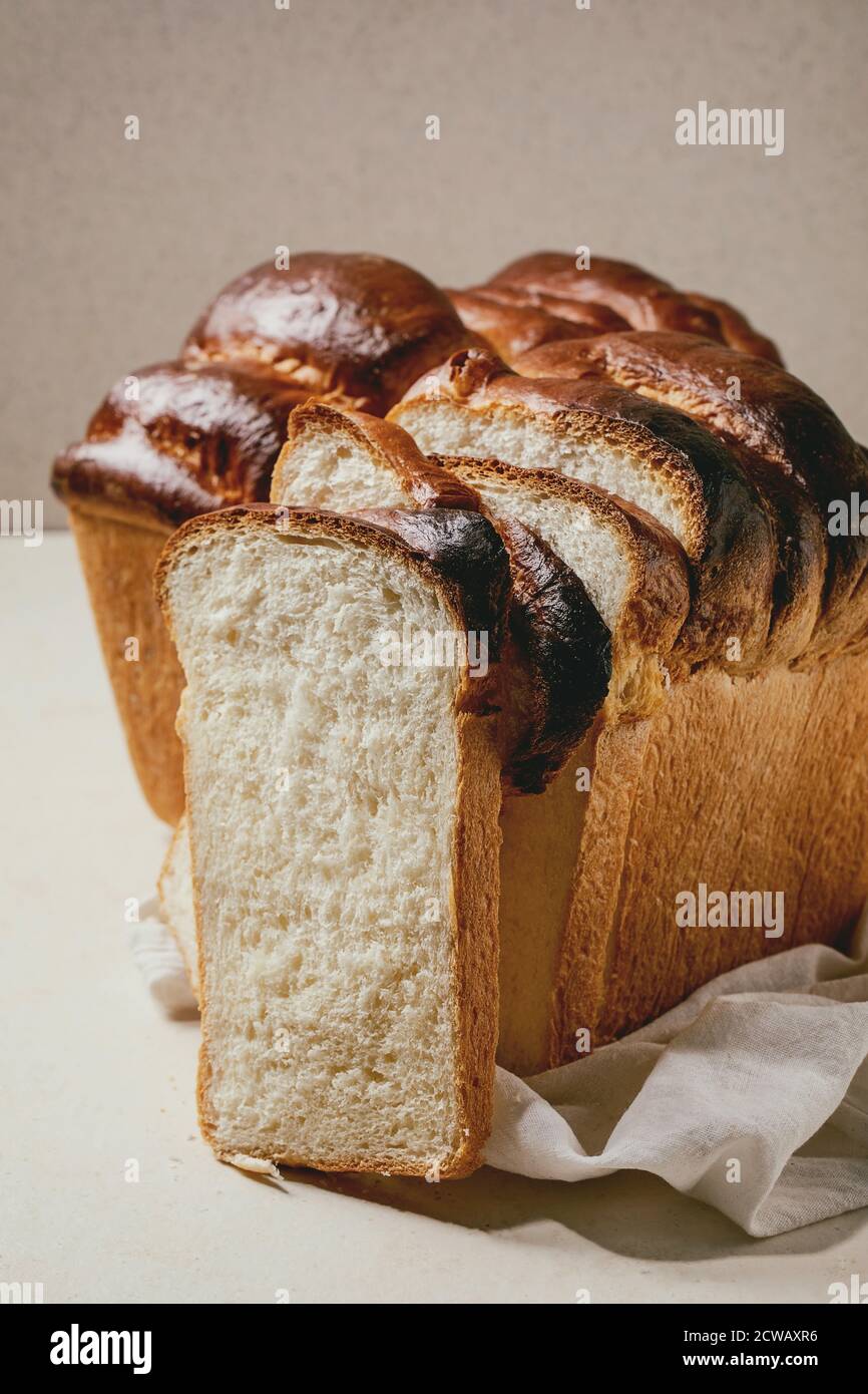 Pain grillé au blé Hokkaido maison entier et coupé en tranches sur un tissu blanc sur la table. Banque D'Images