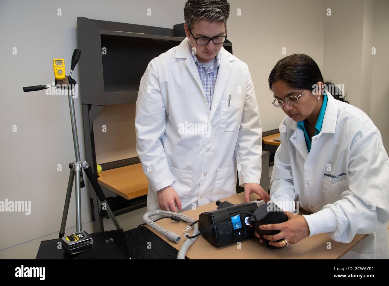 Les scientifiques de la FDA testent les dispositifs de nettoyage CPAP prétendant utiliser de l'ozone pour nettoyer les machines à pression positive continue (CPAP), trouvant des niveaux d'ozone dépassant les limites de sécurité et mettant en garde contre l'utilisation d'ozone pour le nettoyage CPAP. Banque D'Images