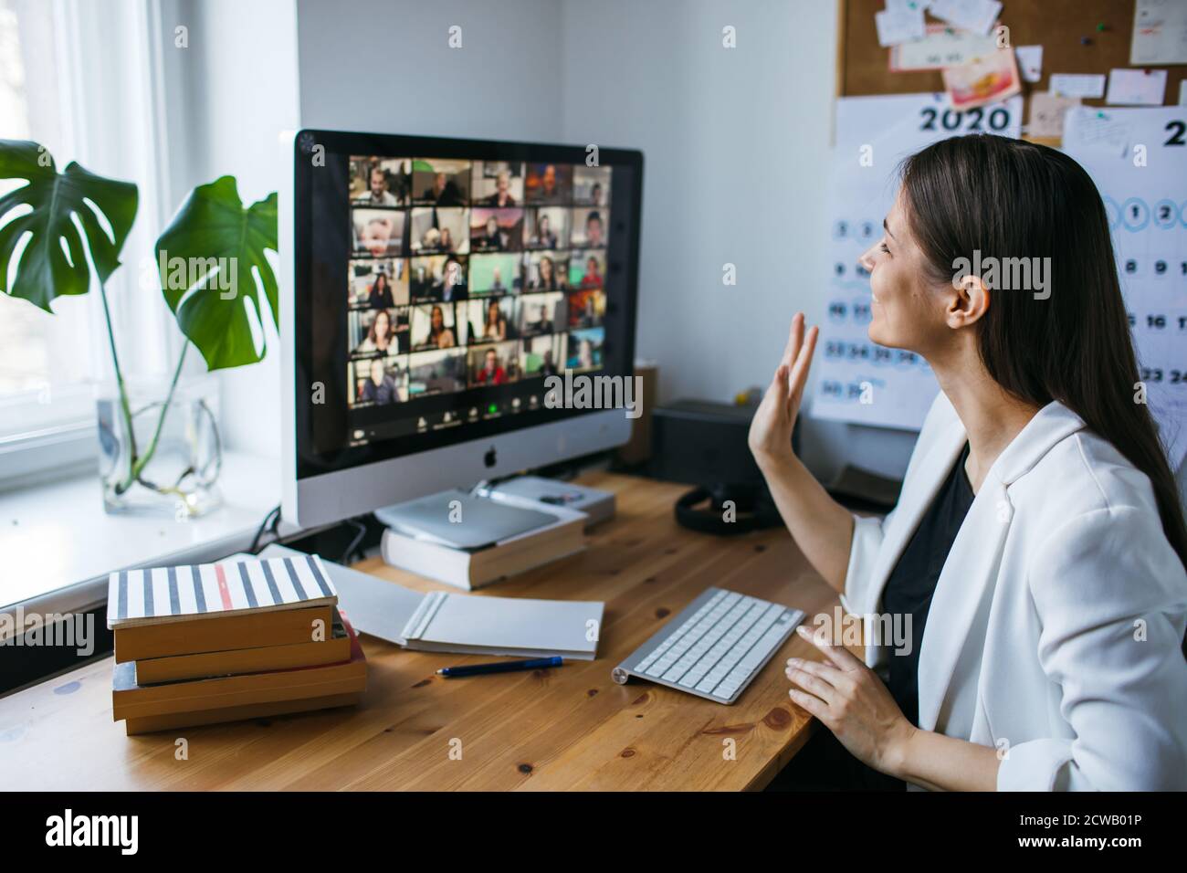 Belle jeune femme ayant Zoom vidéoconférence appel via ordinateur. Zoom Réunion d'appel. Bureau à domicile. Restez à la maison et au travail à domicile concept Covid-19 Banque D'Images