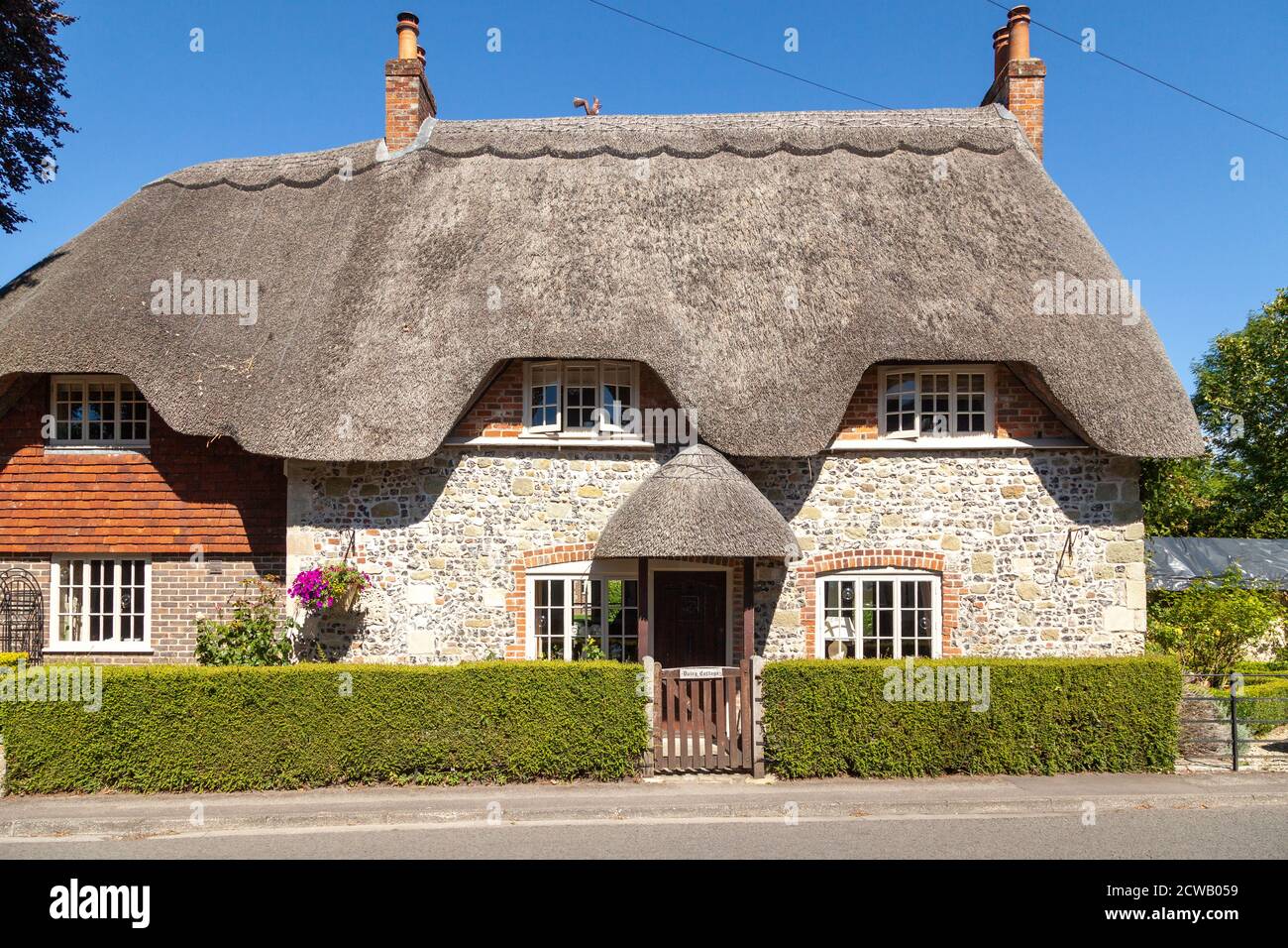 Un cottage traditionnel au toit de chaume à la périphérie de Salisbury, Wiltshire. Banque D'Images