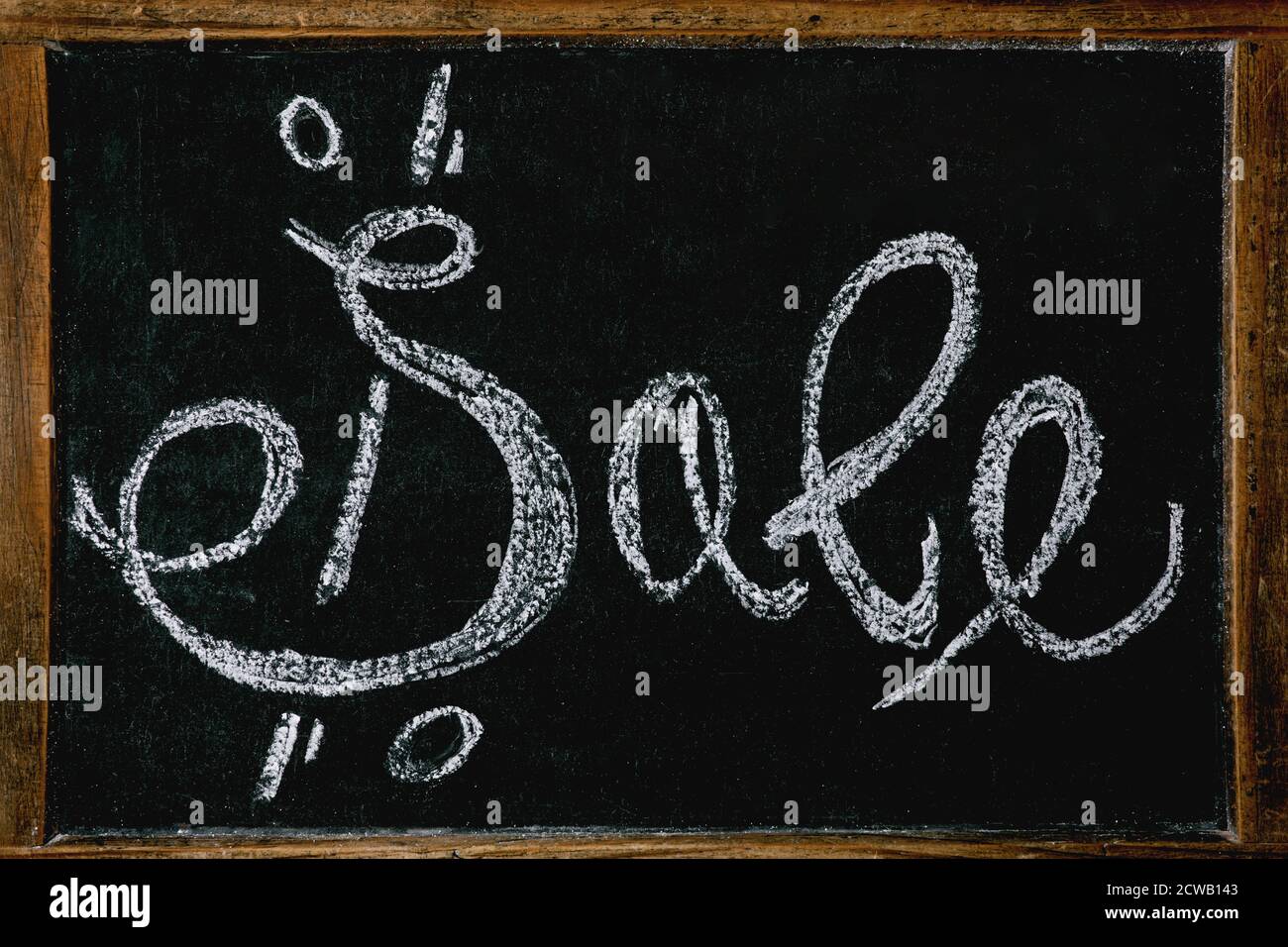 Promotion vente concept. Tableau noir vintage avec lettrage à la craie  écrit à la main solde avec des centimes Photo Stock - Alamy