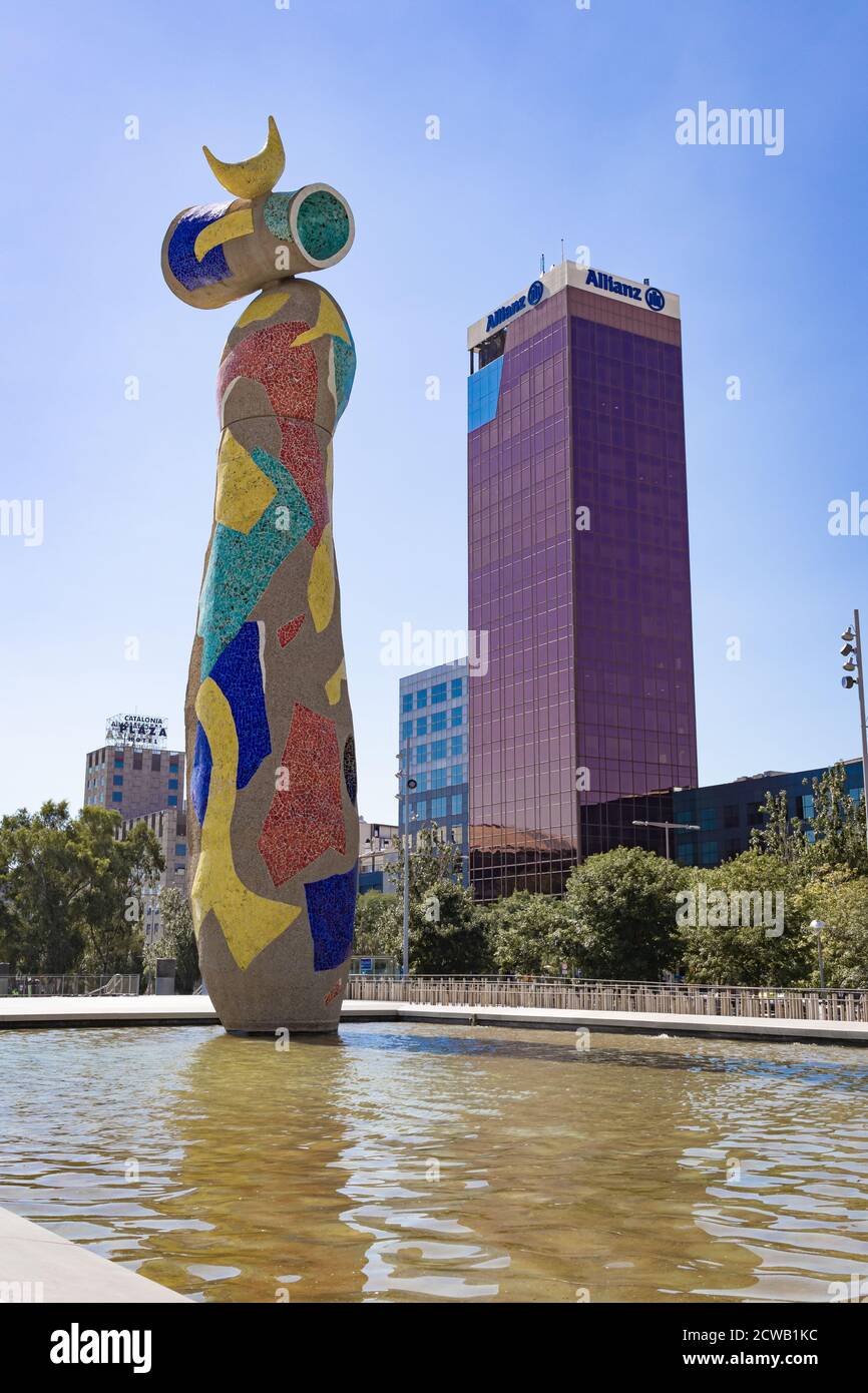 BARCELONE, ESPAGNE-4 SEPTEMBRE 2020 : sculpture Dona i Ocell ('Femme et oiseau') de Joan Miro (ouverte 1982-1983). Il est locké dans le parc Joan Miro. Banque D'Images