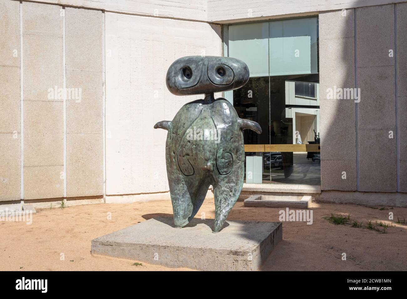 BARCELONE, ESPAGNE-4 SEPTEMBRE 2020 : sculpture de personnalité de Joan Miro (ouverte en 1970). Banque D'Images