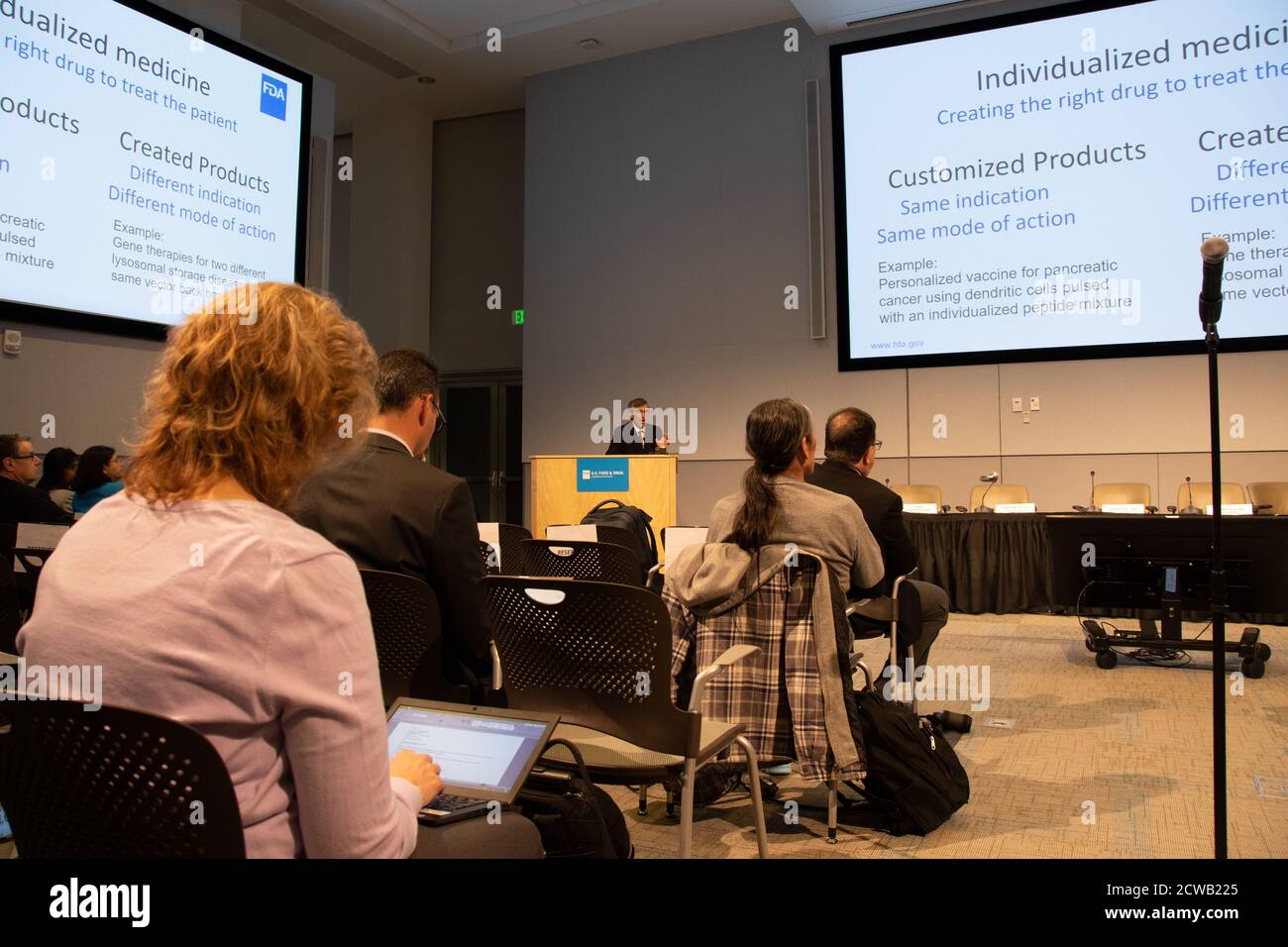 Atelier sur les thérapies individualisées - 2754 Peter Marks (au podium), M.D., Ph.D. Directeur du Centre d'évaluation et de recherche sur les produits biologiques (CCER) à la Food and Drug Administration des États-Unis le 3 mars 2020, le Dr Marks a organisé un atelier public de premier ordre sur les thérapies géniques et les thérapies phages, favoriser le développement de produits thérapeutiques individualisés pour le traitement d'un individu ou pour un très petit nombre de patients. Banque D'Images