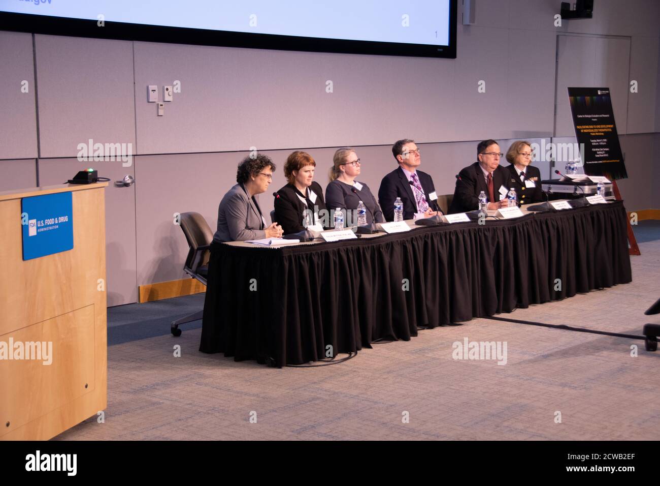 Lors d’un atelier public, le premier en son genre, organisé par Peter Marks, M.D., Ph.D. à la FDA, l’accent a été mis sur le développement de thérapies géniques et phagiques individualisées pour de petits groupes de patients. Banque D'Images