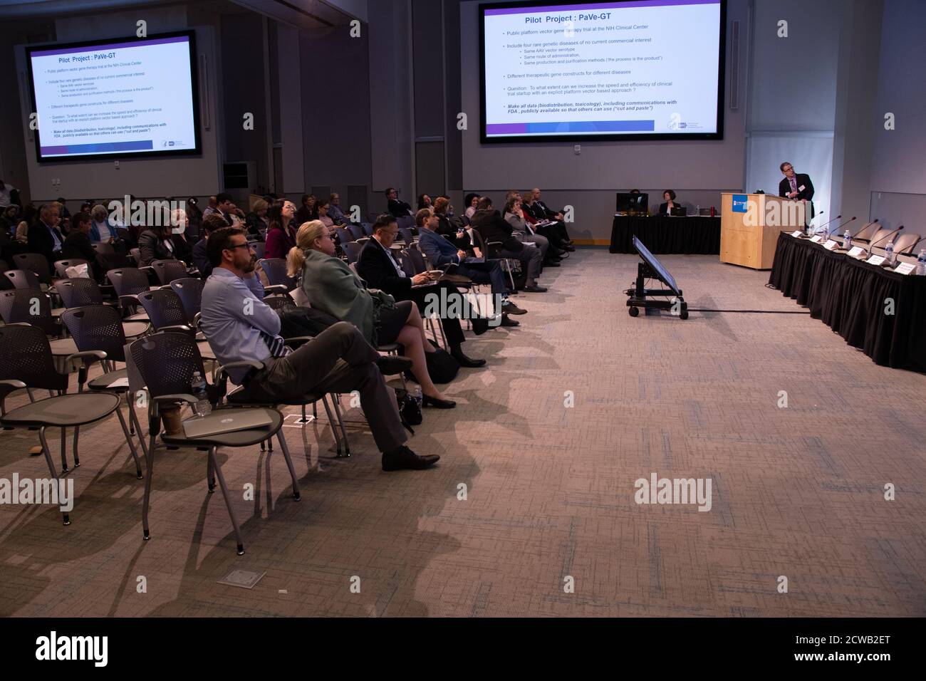 Le Dr Peter Marks, directeur du Centre d’évaluation et de recherche sur les produits biologiques (CBER), a organisé un atelier novateur sur les thérapies géniques et phagiques, discutant du développement de solutions thérapeutiques sur mesure pour les maladies rares et les petites populations de patients. Banque D'Images