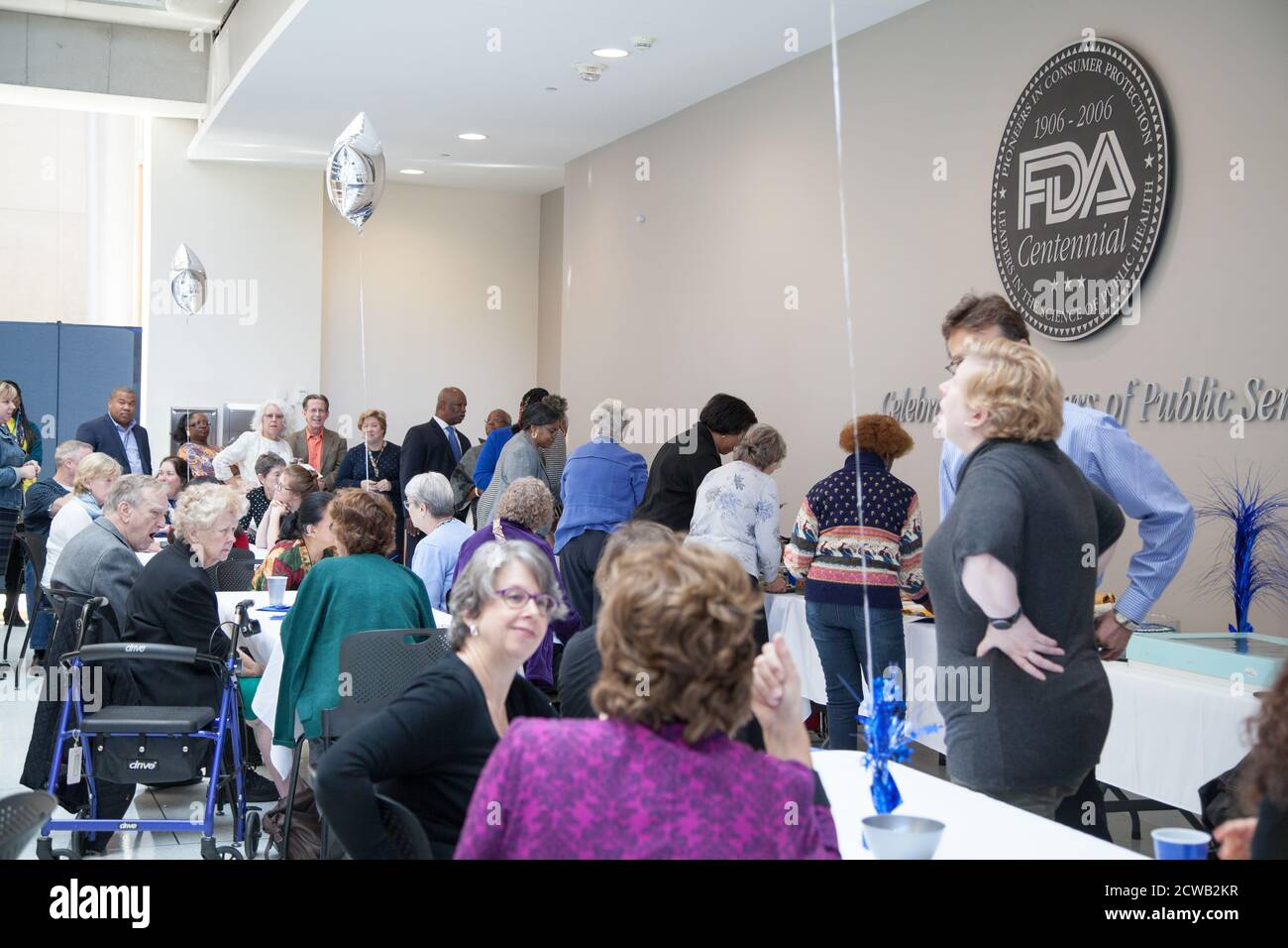 FDA Library 70e anniversaire - 1075 Pot Luck buffet ligne et attendant que les tables soient appelées. Personnel de la bibliothèque de la FDA et ancien personnel. La bibliothèque de la FDA soutient les activités d'apprentissage et de recherche du personnel de la FDA stationnés dans le monde entier. Nous fournissons une vaste gamme de matériaux et de services couvrant de nombreux sujets, y compris des informations scientifiques, médicales et administratives et des services de soutien. Banque D'Images