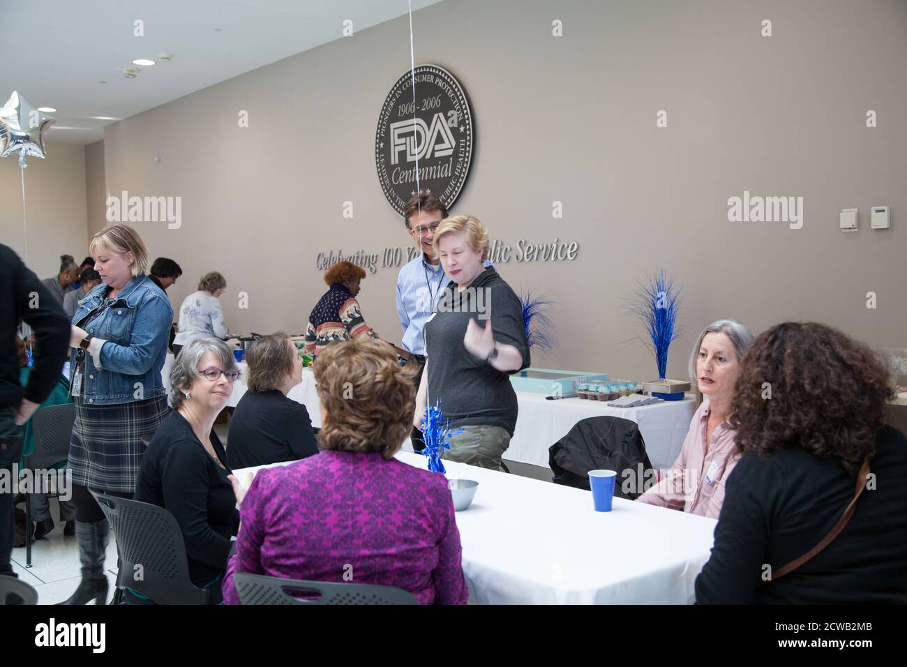 FDA Library 70e anniversaire - 1073 Pot Luck buffet ligne et attendant que les tables soient appelées. Personnel de la bibliothèque de la FDA et ancien personnel. La bibliothèque de la FDA soutient les activités d'apprentissage et de recherche du personnel de la FDA stationnés dans le monde entier. Nous fournissons une vaste gamme de matériaux et de services couvrant de nombreux sujets, y compris des informations scientifiques, médicales et administratives et des services de soutien. Banque D'Images