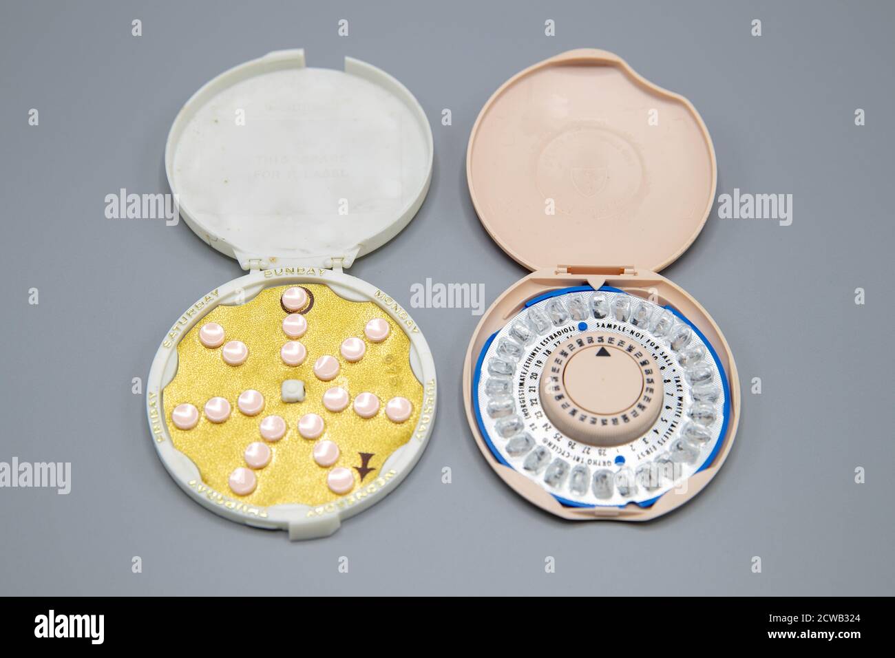 Pilules contraceptives l’approbation par la FDA du premier contraceptif oral, Enovid, en 1960, a marqué une révolution dans la santé reproductive des femmes. Avec elle, les femmes ont gagné un certain contrôle de la planification familiale, ainsi que la protection contre les grossesses et l'accouchement dangereux, et la thérapie pour les irrégularités menstruelles et l'infertilité. En 1970, la réglementation de la FDA sur les contraceptifs oraux a pris une autre mesure importante lorsqu'elle a commencé à exiger qu'ils comprennent un encart d'emballage pour informer les patients des risques pour la santé associés au médicament, une des premières fois que l'agence a demandé l'inclusion d'informationnel l Banque D'Images