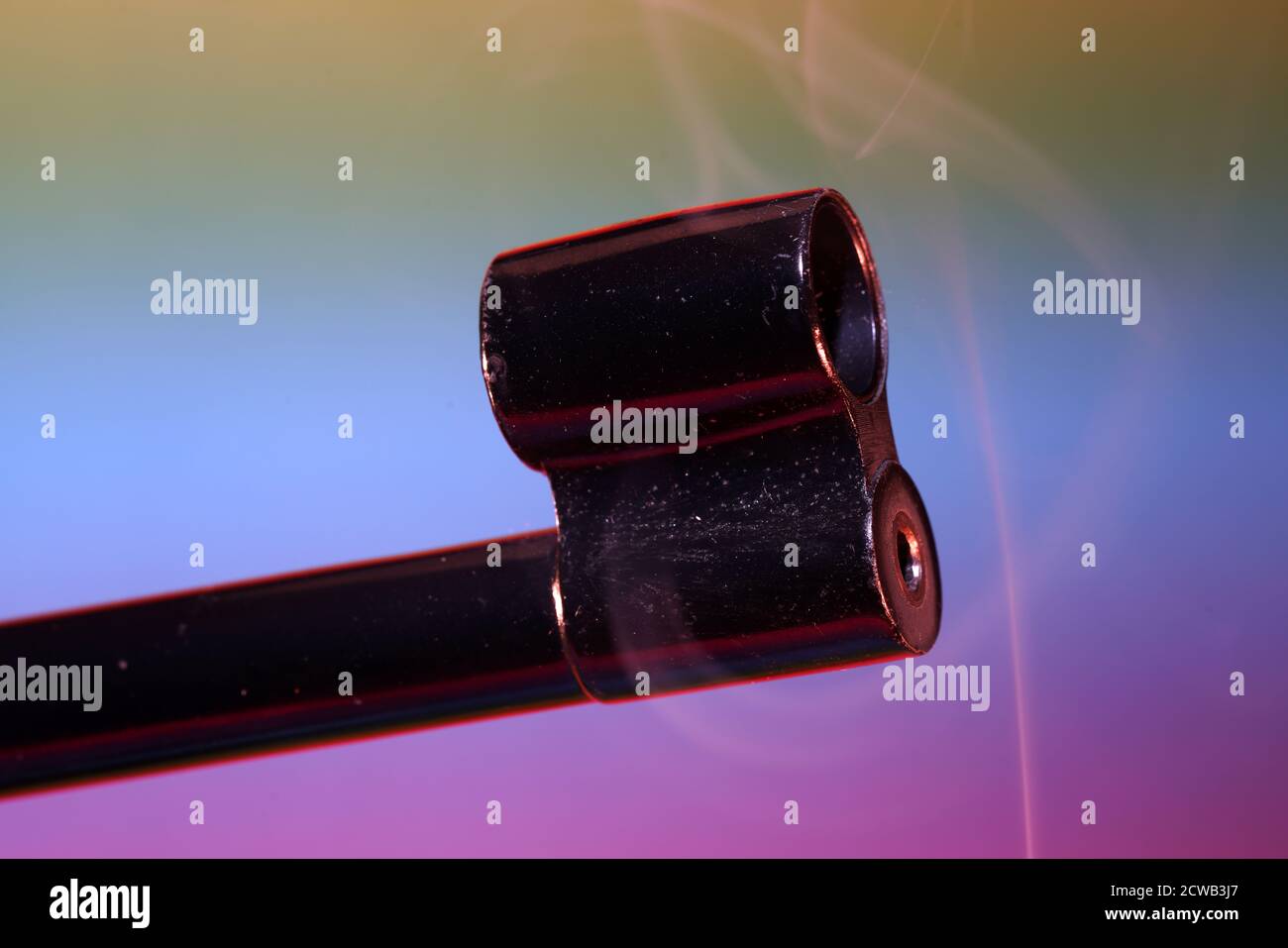 Gros plan d'un fusil et fumée sur un coloré arrière-plan Banque D'Images