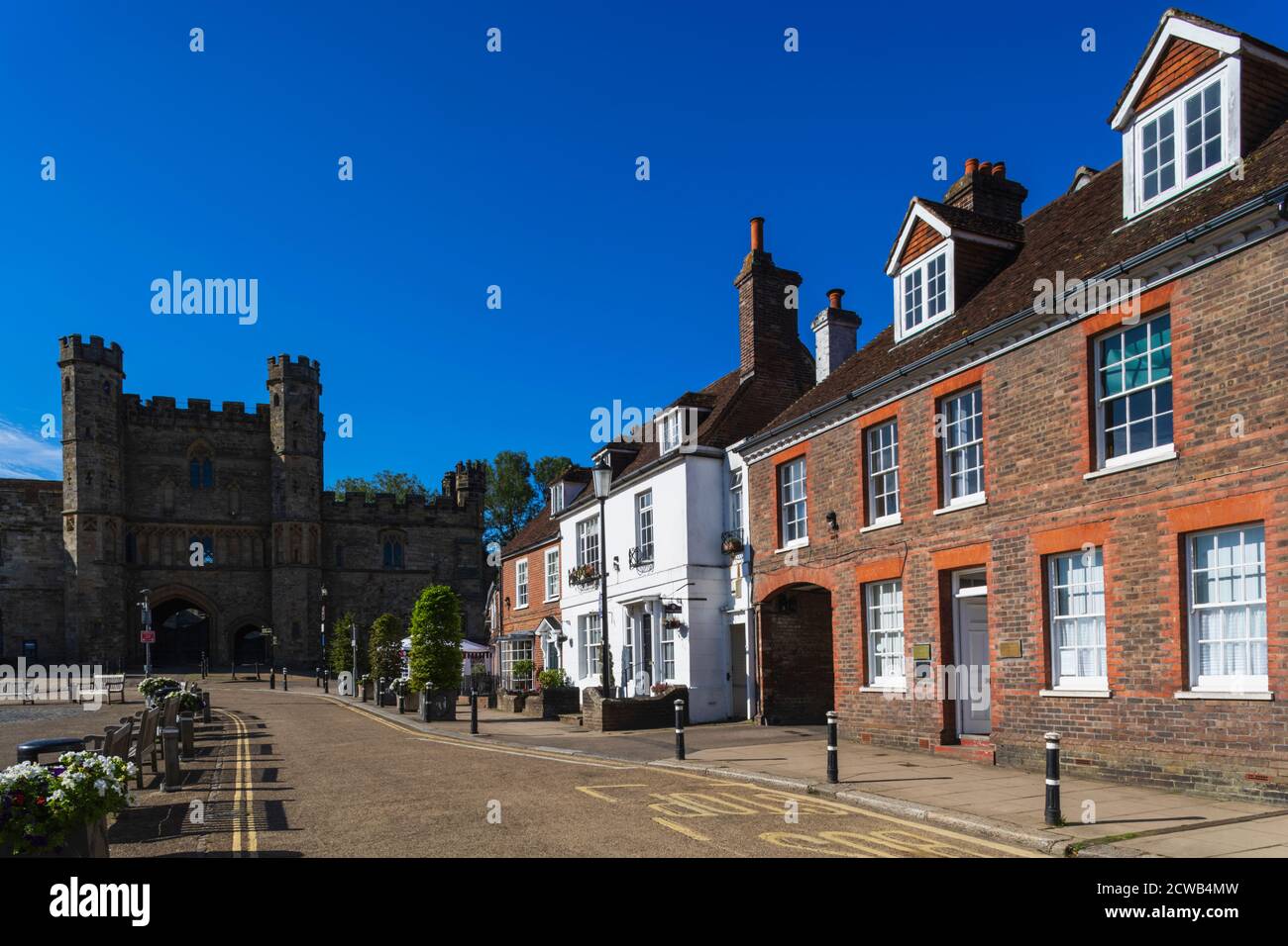 Angleterre, East Sussex, Battle, High Street Shops et Battle Abbey Gatehouse Banque D'Images