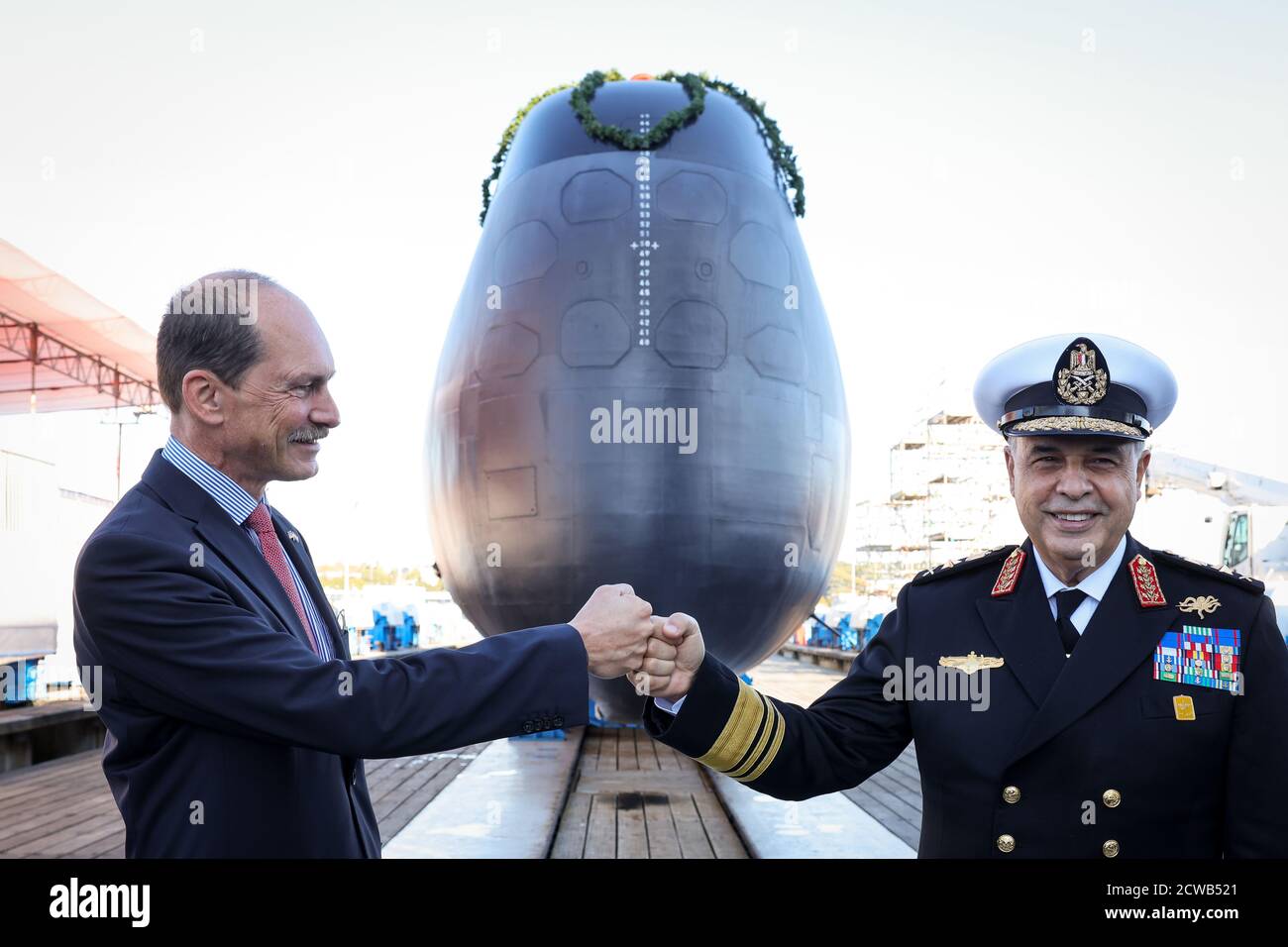 Dpatop - 29 septembre 2020, Schleswig-Holstein, Kiel: Ahmed Khaled Hassan Said (r), Vice-amiral et Chef d'état-major de la Marine égyptienne, et Rolf Wirtz, CEO ThyssenKrupp Marine Systems, lors d'une cérémonie marquant le baptême du quatrième sous-marin égyptien au chantier naval de ThyssenKrupp Marine Systems (TKMS). Le sous-marin HDW 209/1400mod a été baptisé '44' lors d'une petite cérémonie, mardi. Photo: Christian Charisius/dpa Banque D'Images